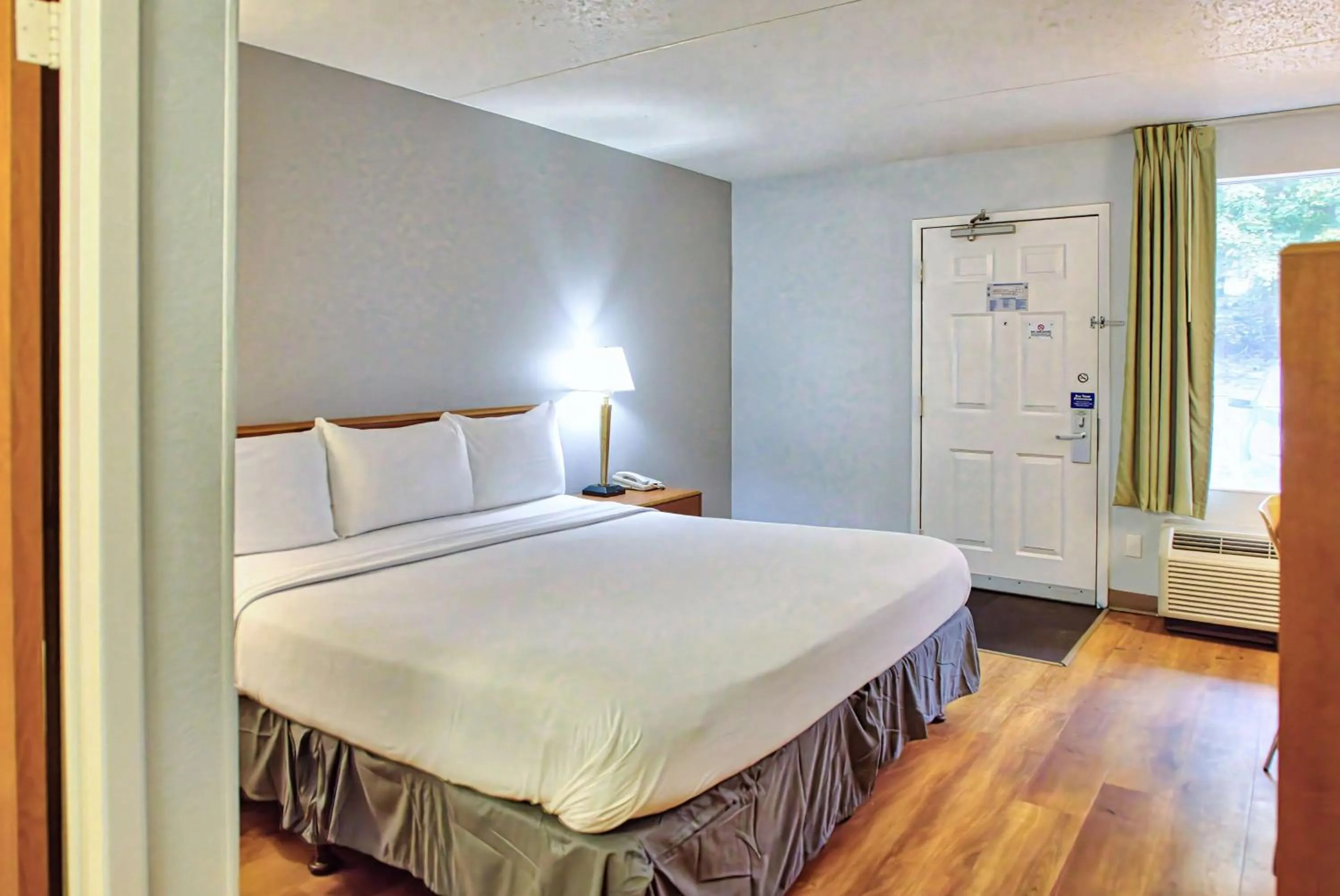 Bedroom, Bed in Motel 6-Buffalo, NY - Airport - Williamsville