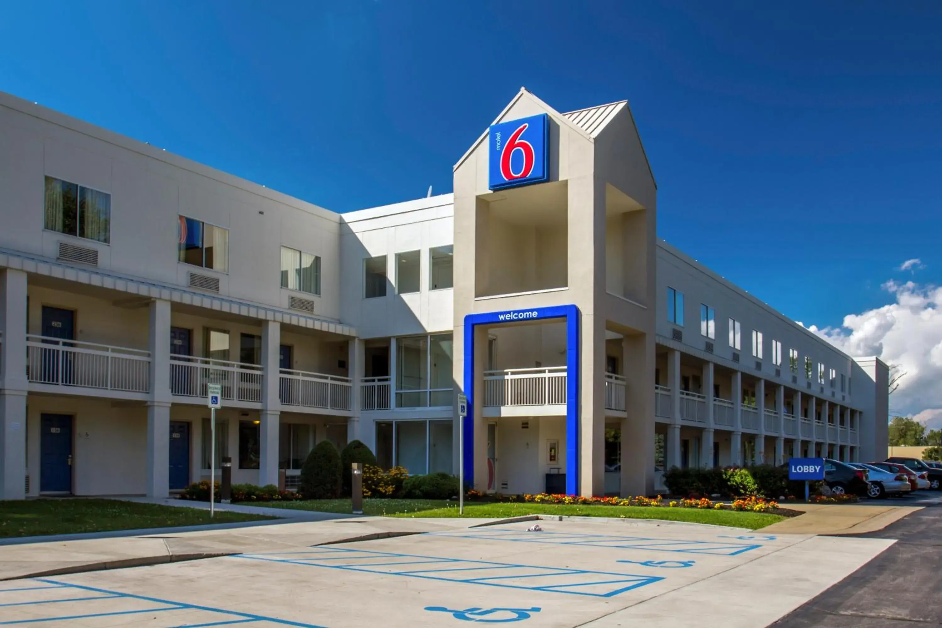 Facade/entrance, Property Building in Motel 6-Buffalo, NY - Airport - Williamsville