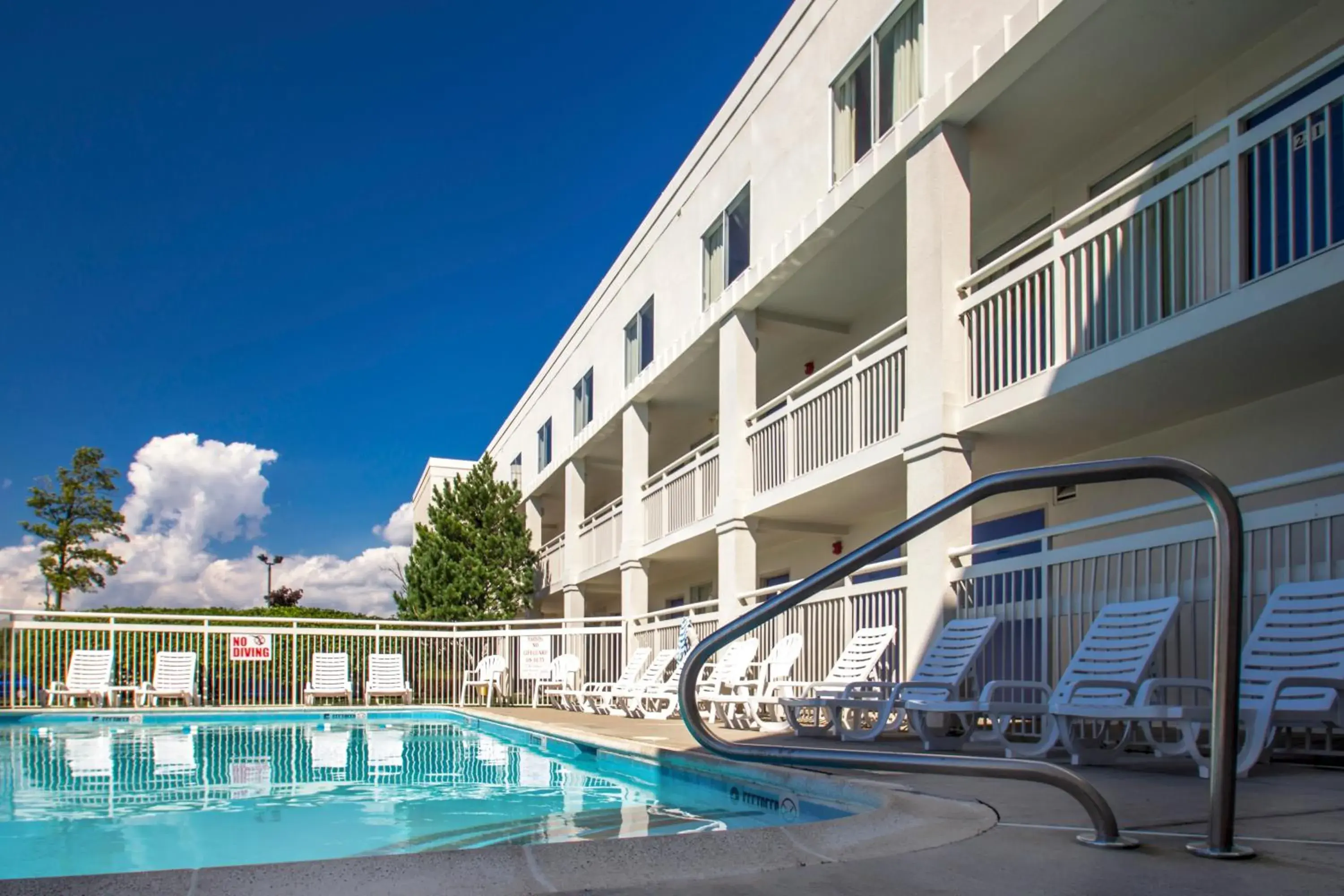 Swimming Pool in Motel 6-Buffalo, NY - Airport - Williamsville