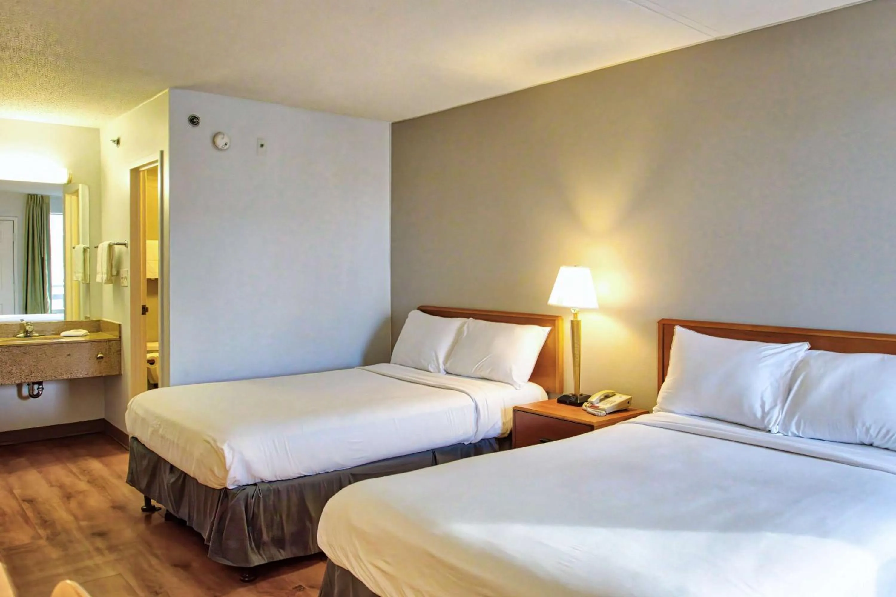 Bedroom, Bed in Motel 6-Buffalo, NY - Airport - Williamsville