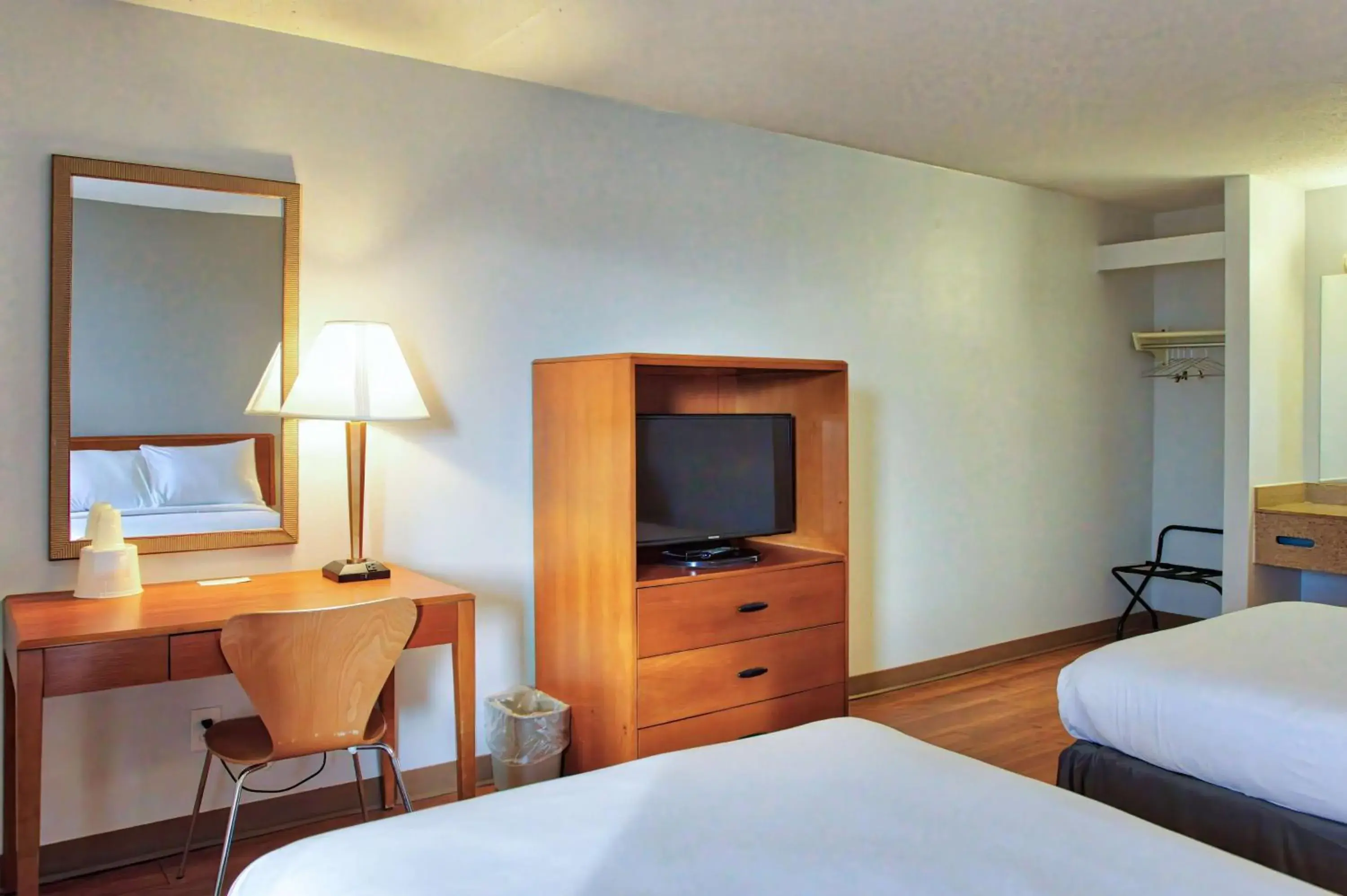 Bedroom, Bed in Motel 6-Buffalo, NY - Airport - Williamsville