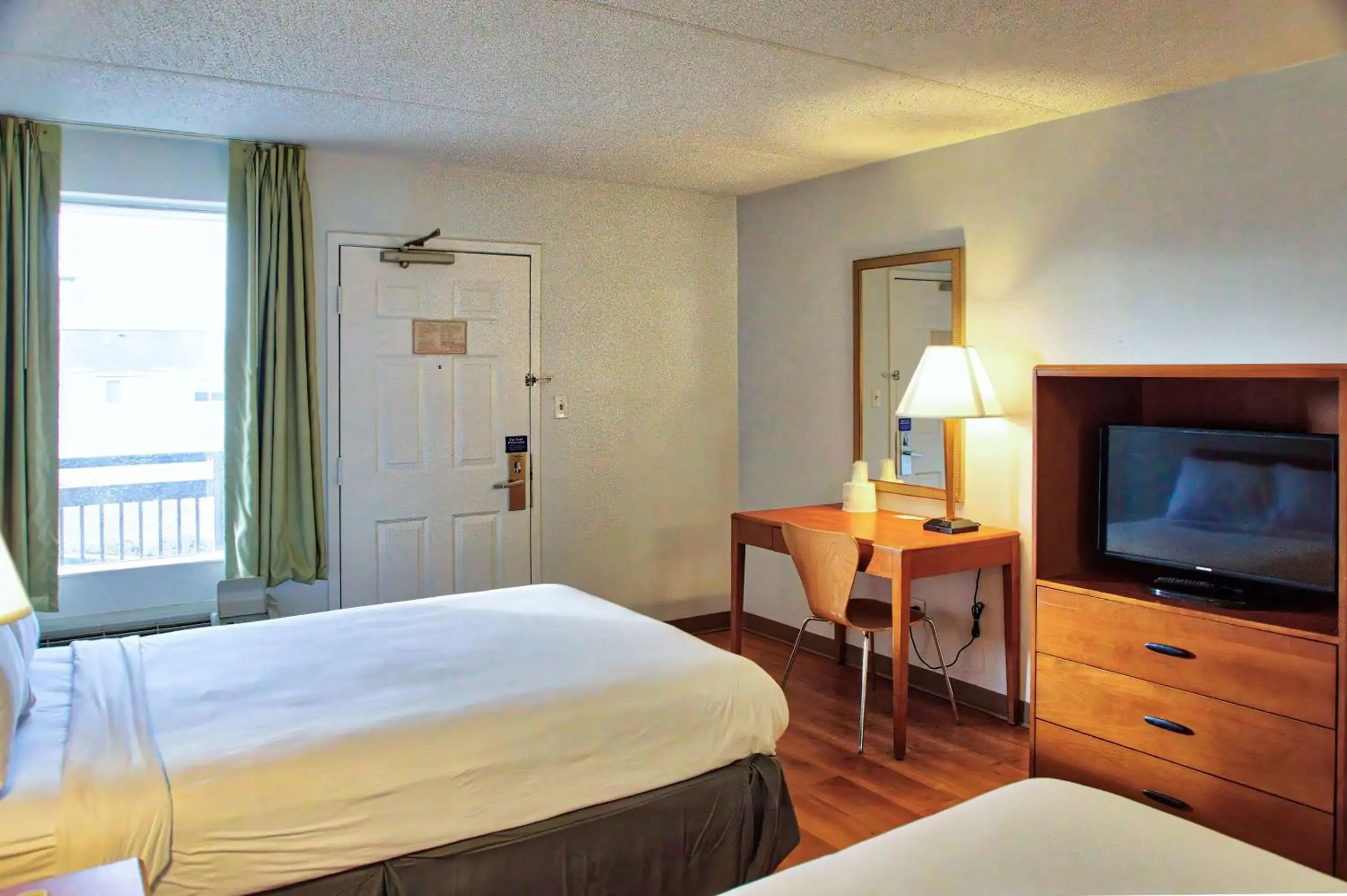 Bedroom, Bed in Motel 6-Buffalo, NY - Airport - Williamsville