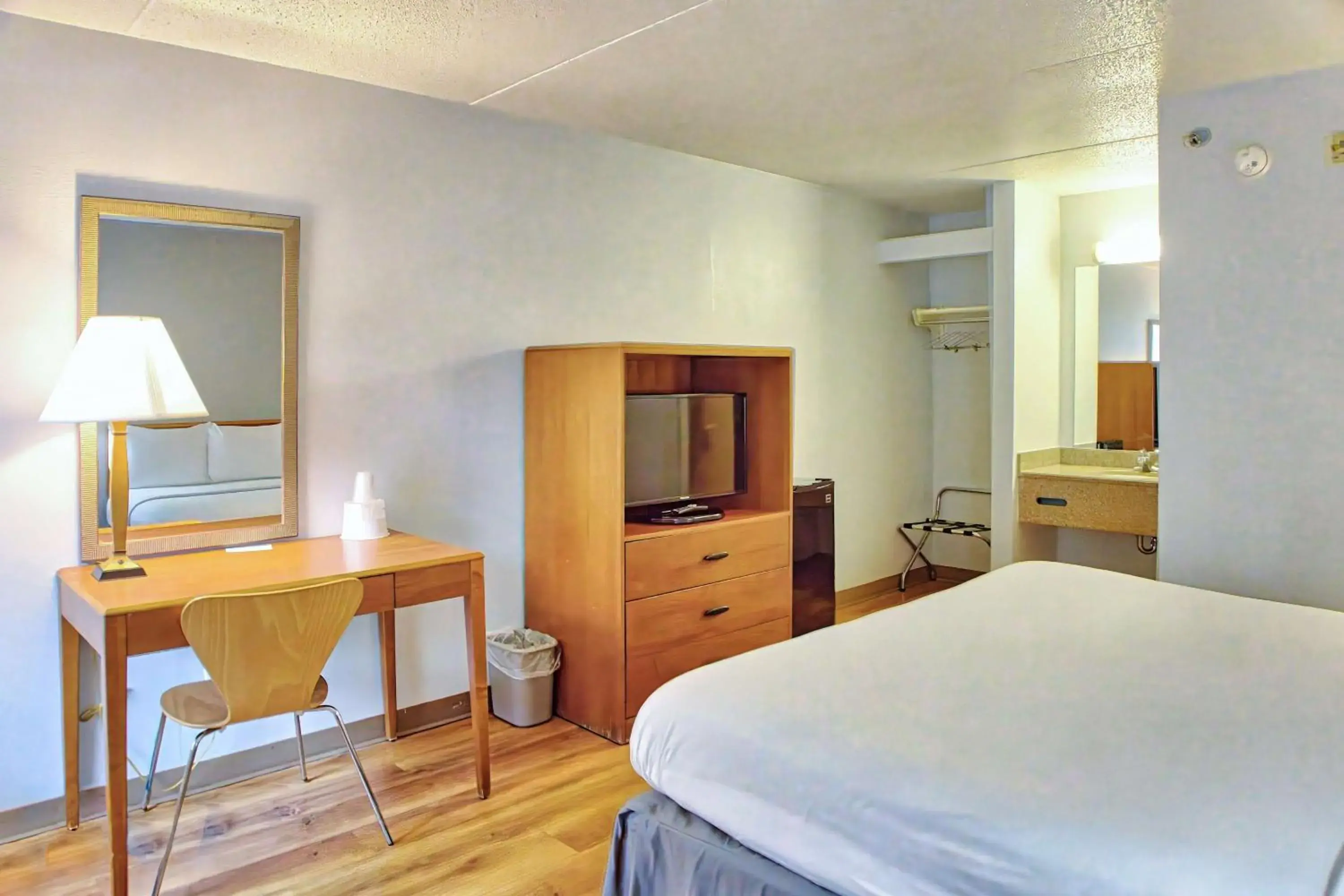 Bedroom, Bed in Motel 6-Buffalo, NY - Airport - Williamsville
