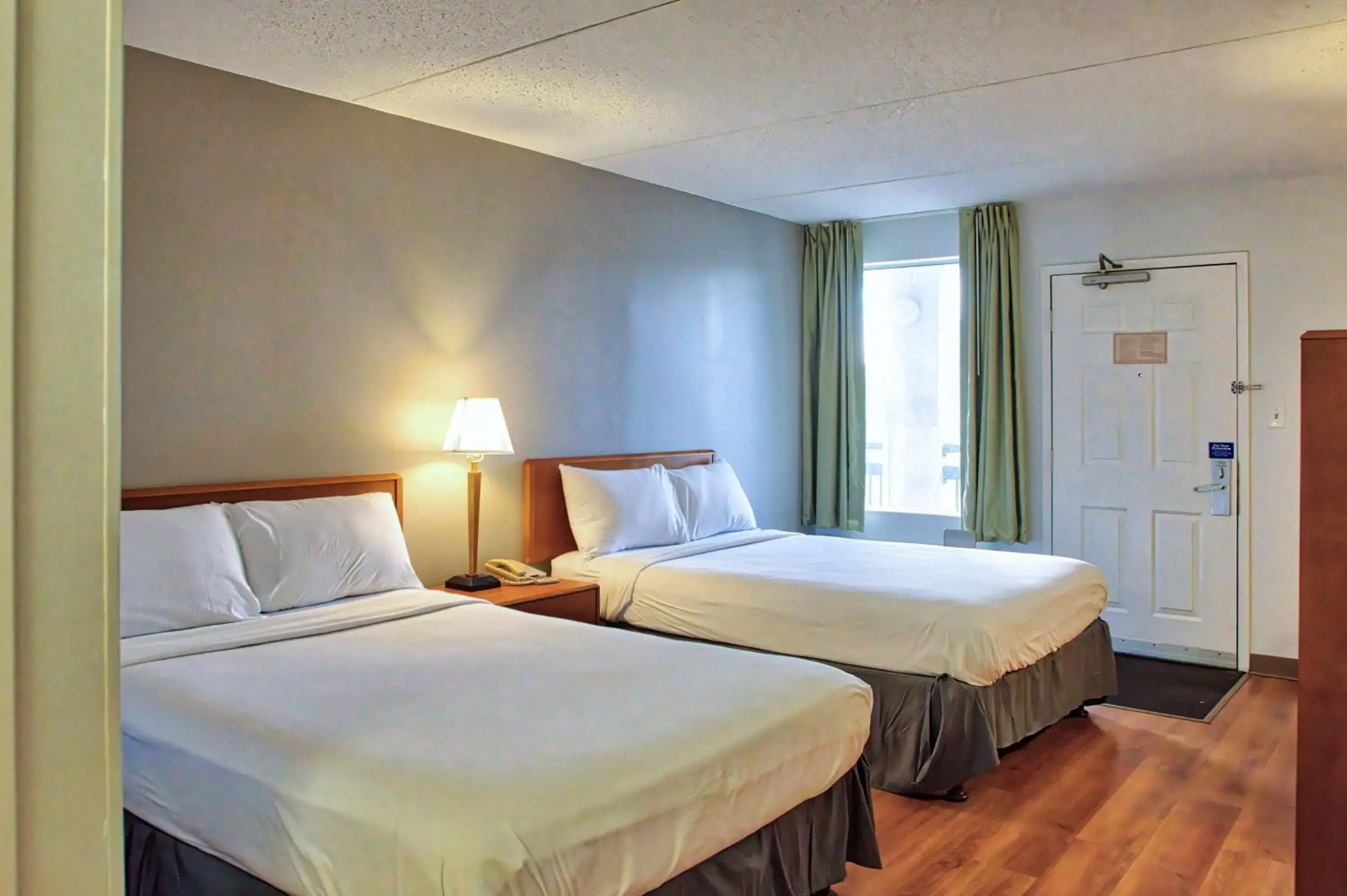 Bedroom, Bed in Motel 6-Buffalo, NY - Airport - Williamsville