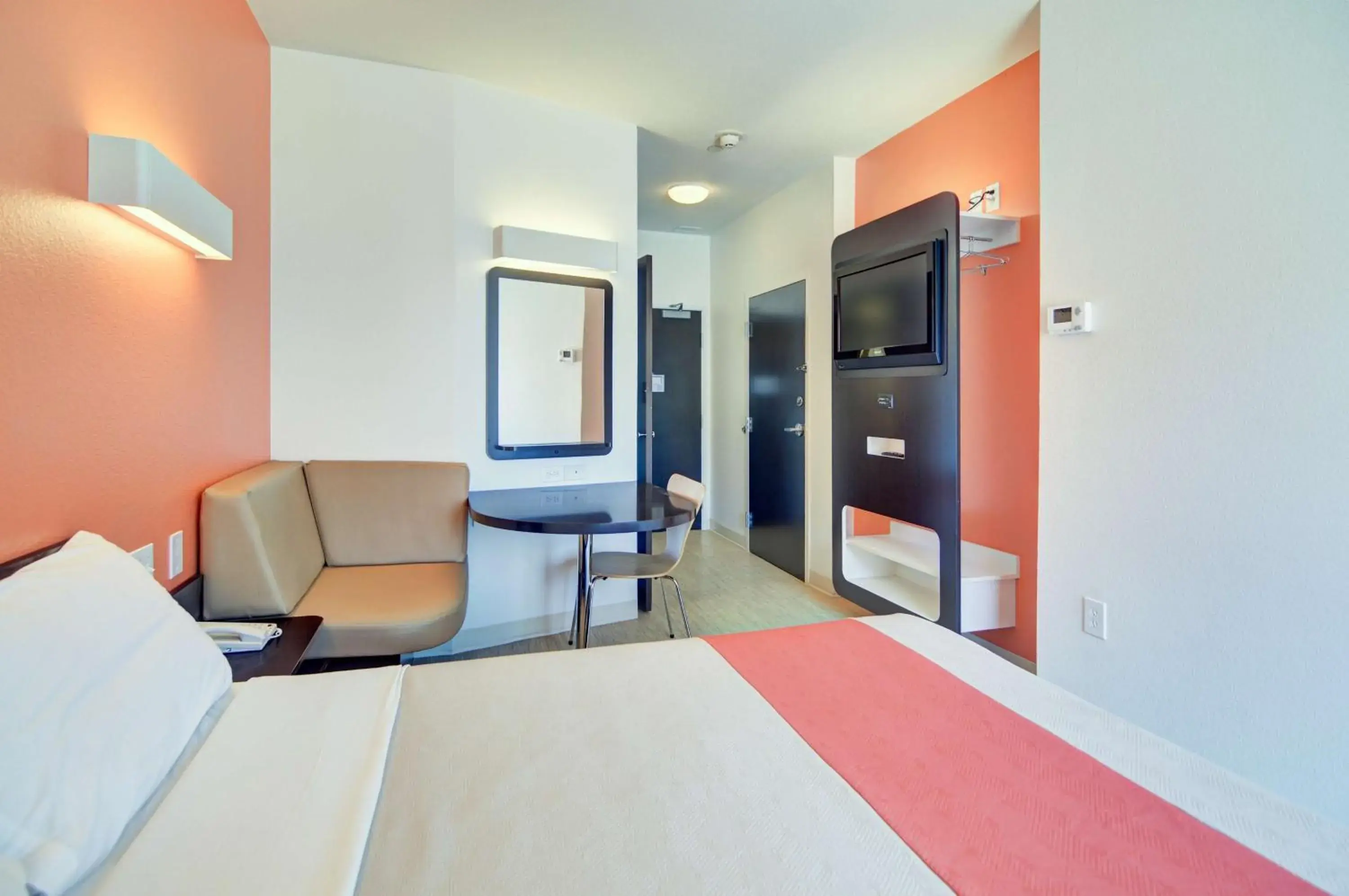 TV and multimedia, Bed in Motel 6-Roanoke, TX - Northlake - Speedway TV and multimedia, Bed in Motel 6-Roanoke, TX - Northlake - Speedway