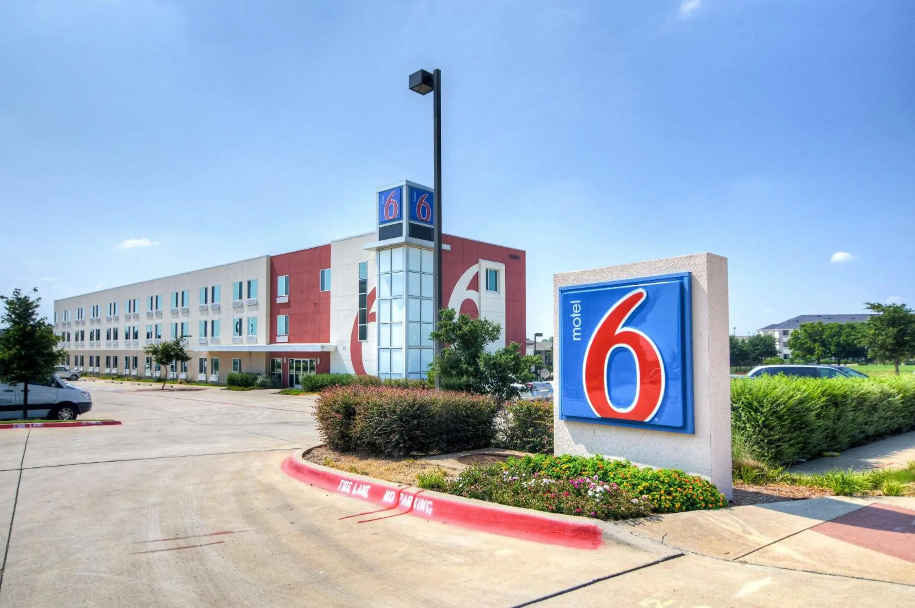 Property building in Motel 6-Roanoke, TX - Northlake - Speedway Property building in Motel 6-Roanoke, TX - Northlake - Speedway