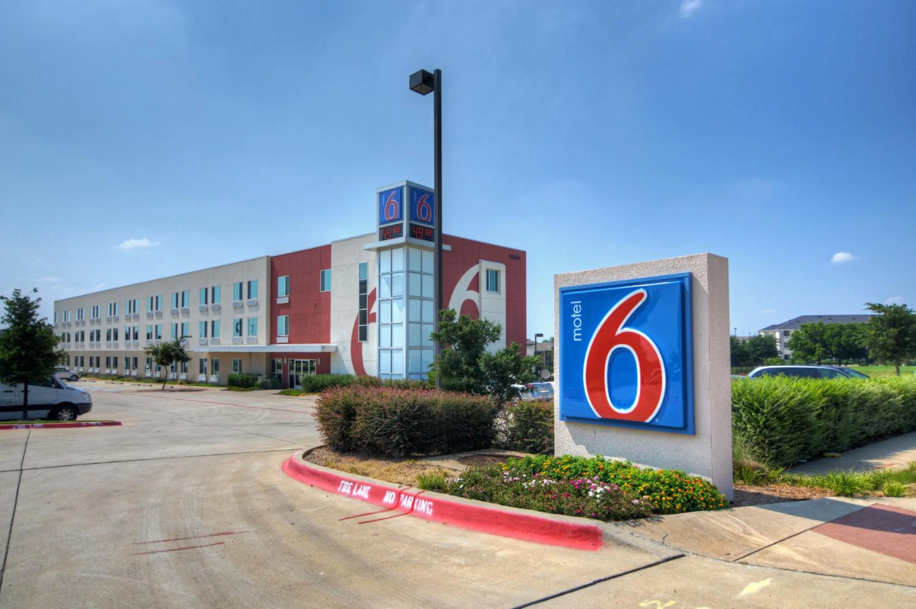 Property building in Motel 6-Roanoke, TX - Northlake - Speedway