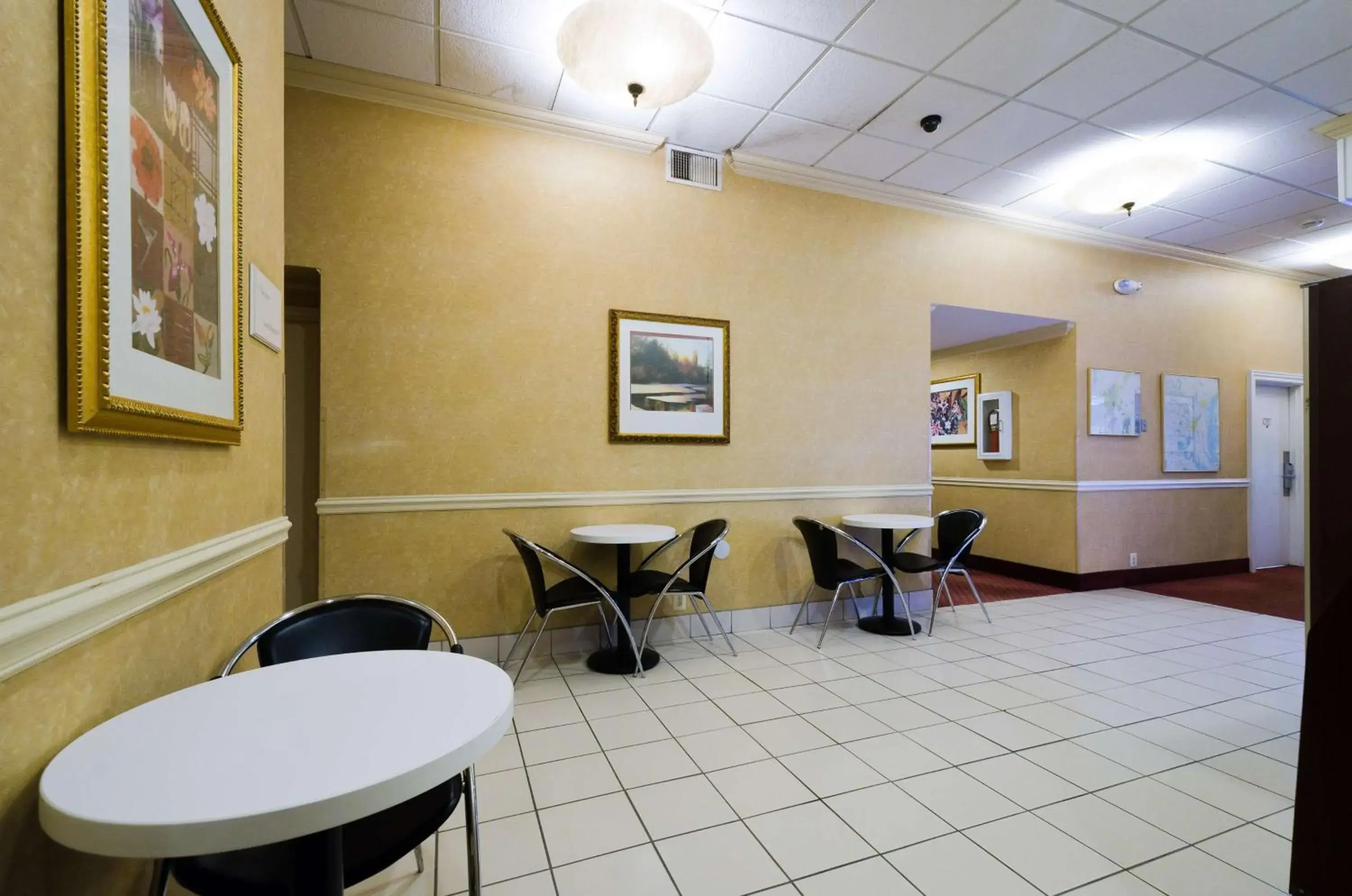 Lobby or reception, Restaurant/Places to Eat in Motel 6-Frederick, MD - Fort Detrick