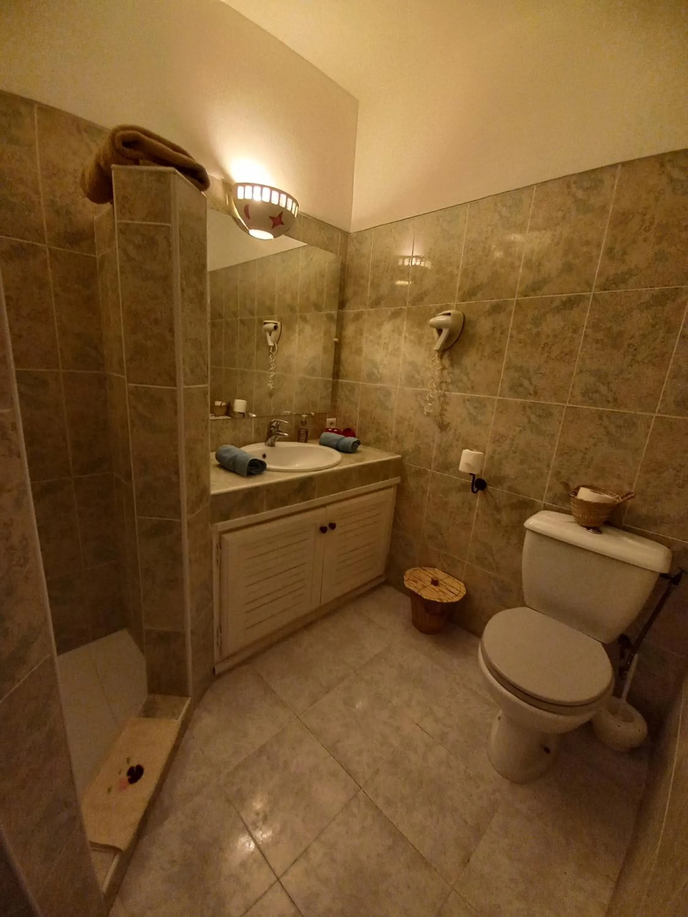 Shower in Les Tourmalines