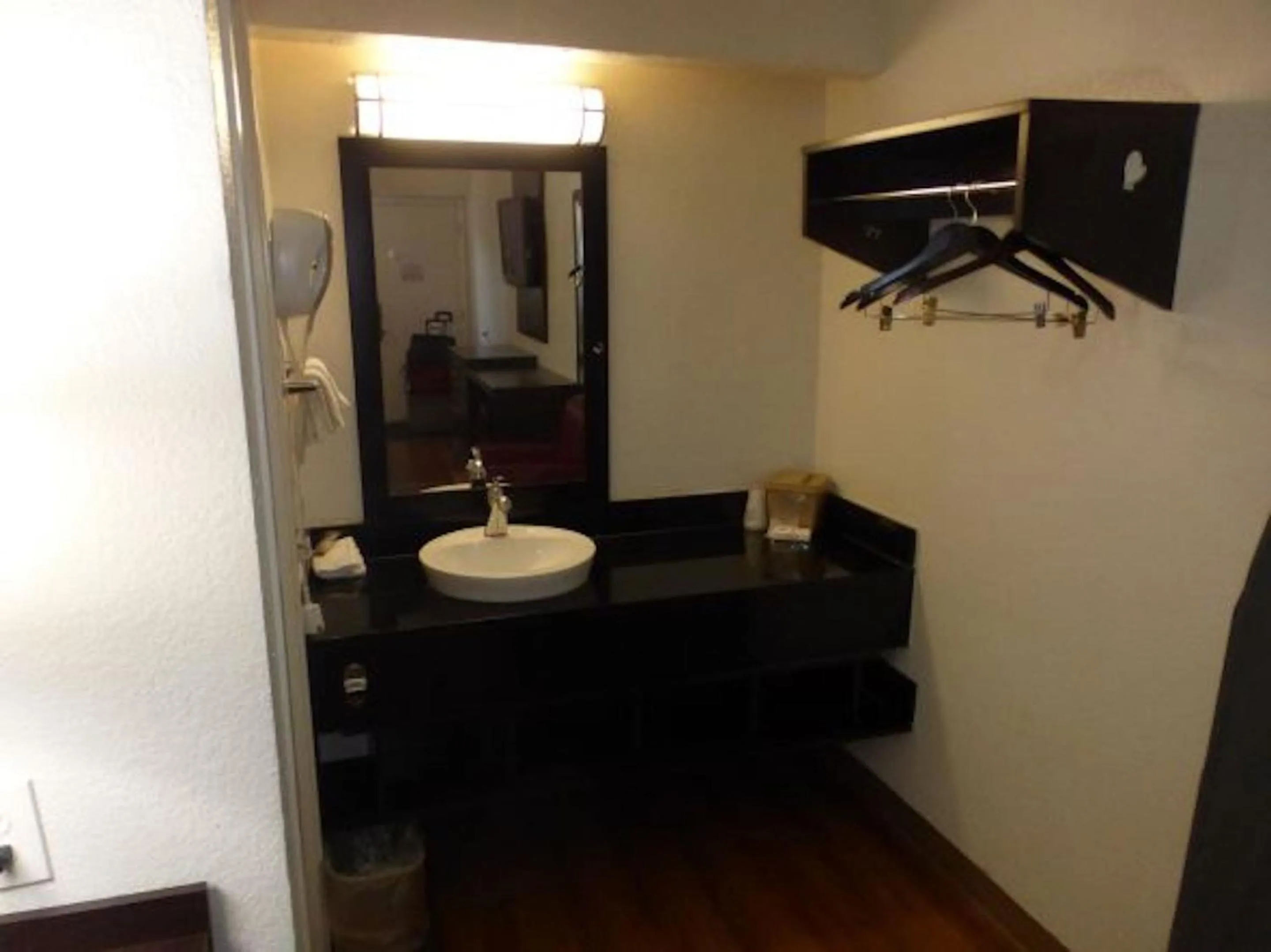 Bathroom in Red Roof Inn St Louis - Florissant