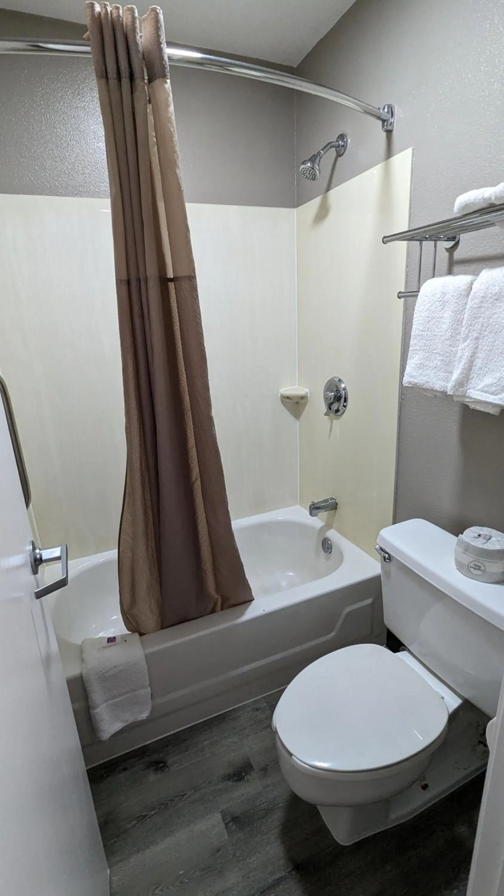Bath in Motel 6-Nashua, NH - South