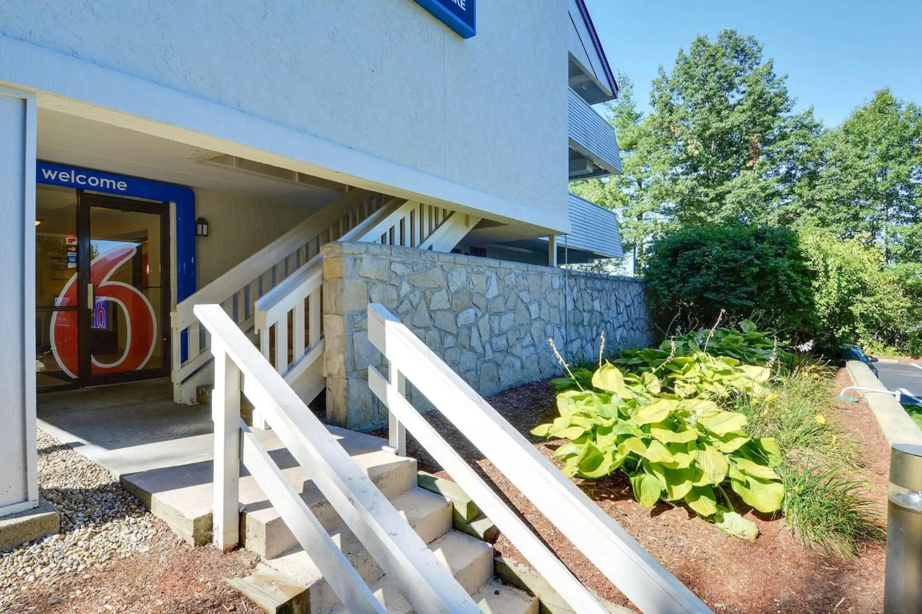 Property building in Motel 6-Nashua, NH - South Property building in Motel 6-Nashua, NH - South