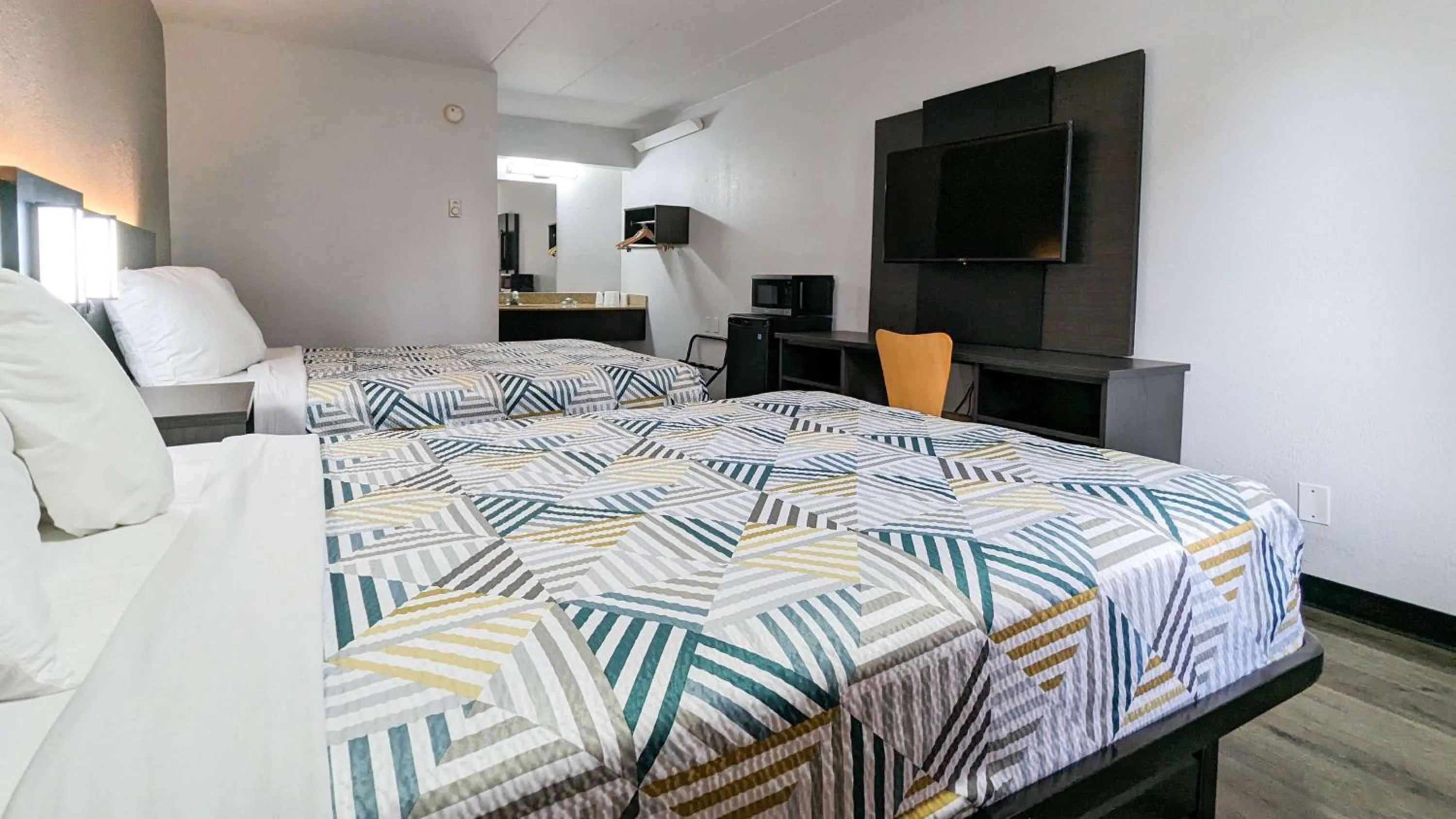 Bedroom, Bed in Motel 6-Nashua, NH - South