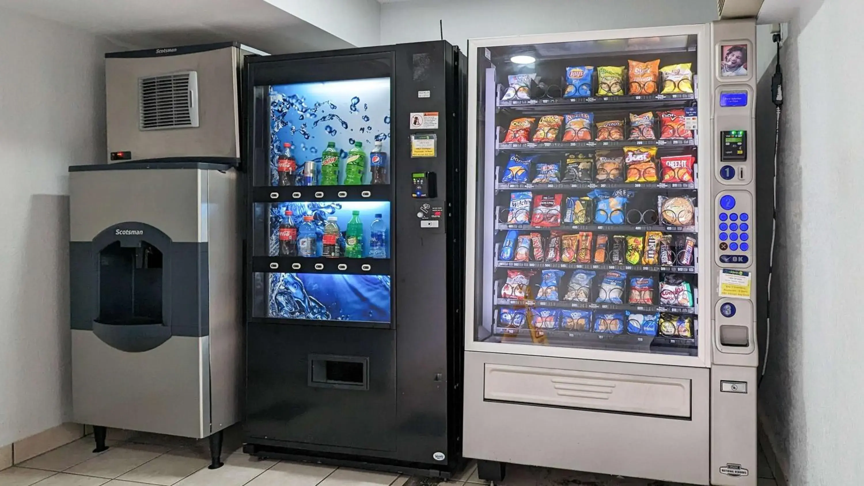 Property building in Motel 6-Nashua, NH - South Property building in Motel 6-Nashua, NH - South