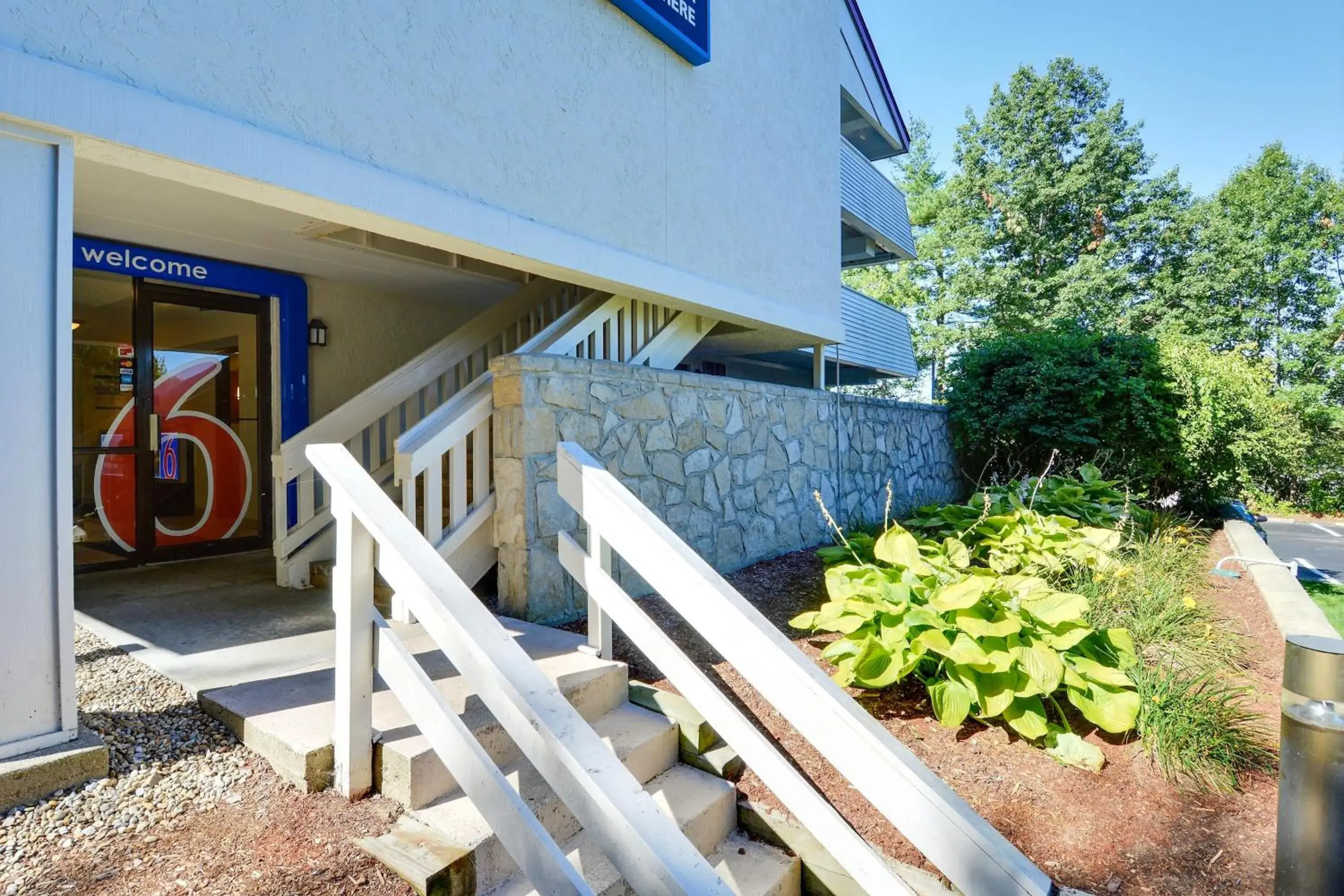 Facade/entrance in Motel 6-Nashua, NH - South Facade/entrance in Motel 6-Nashua, NH - South