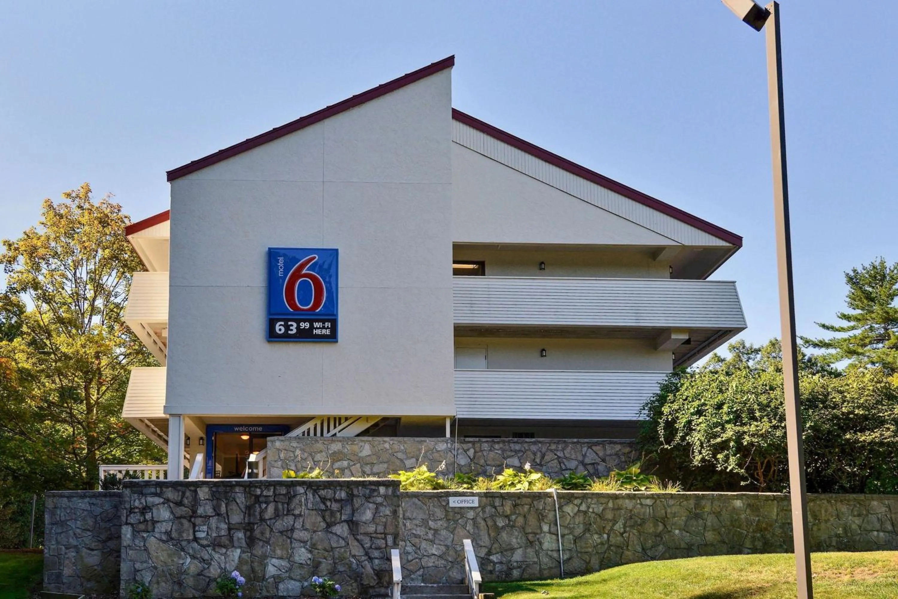 Property building in Motel 6-Nashua, NH - South
