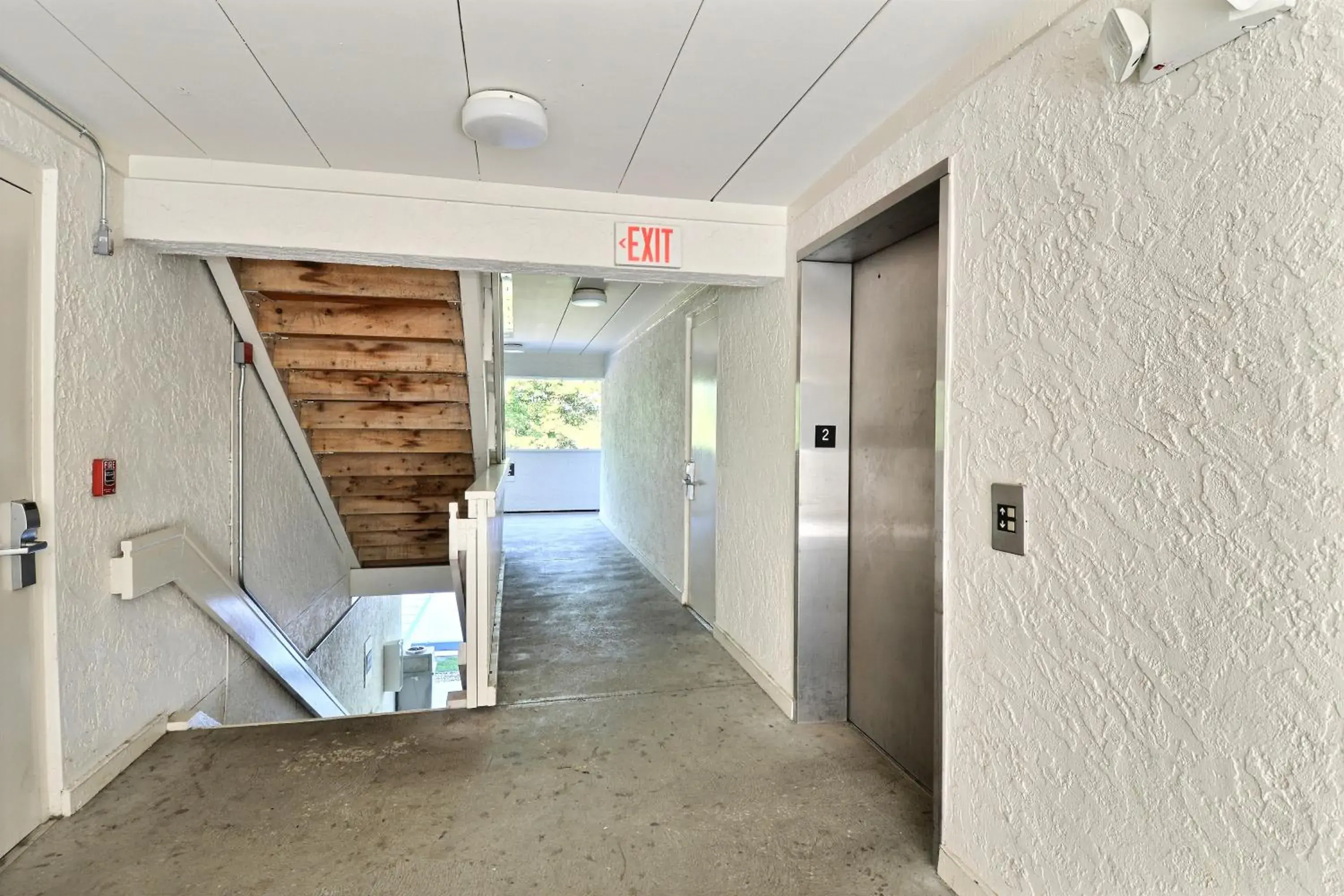 Property building in Motel 6-Nashua, NH - South Property building in Motel 6-Nashua, NH - South