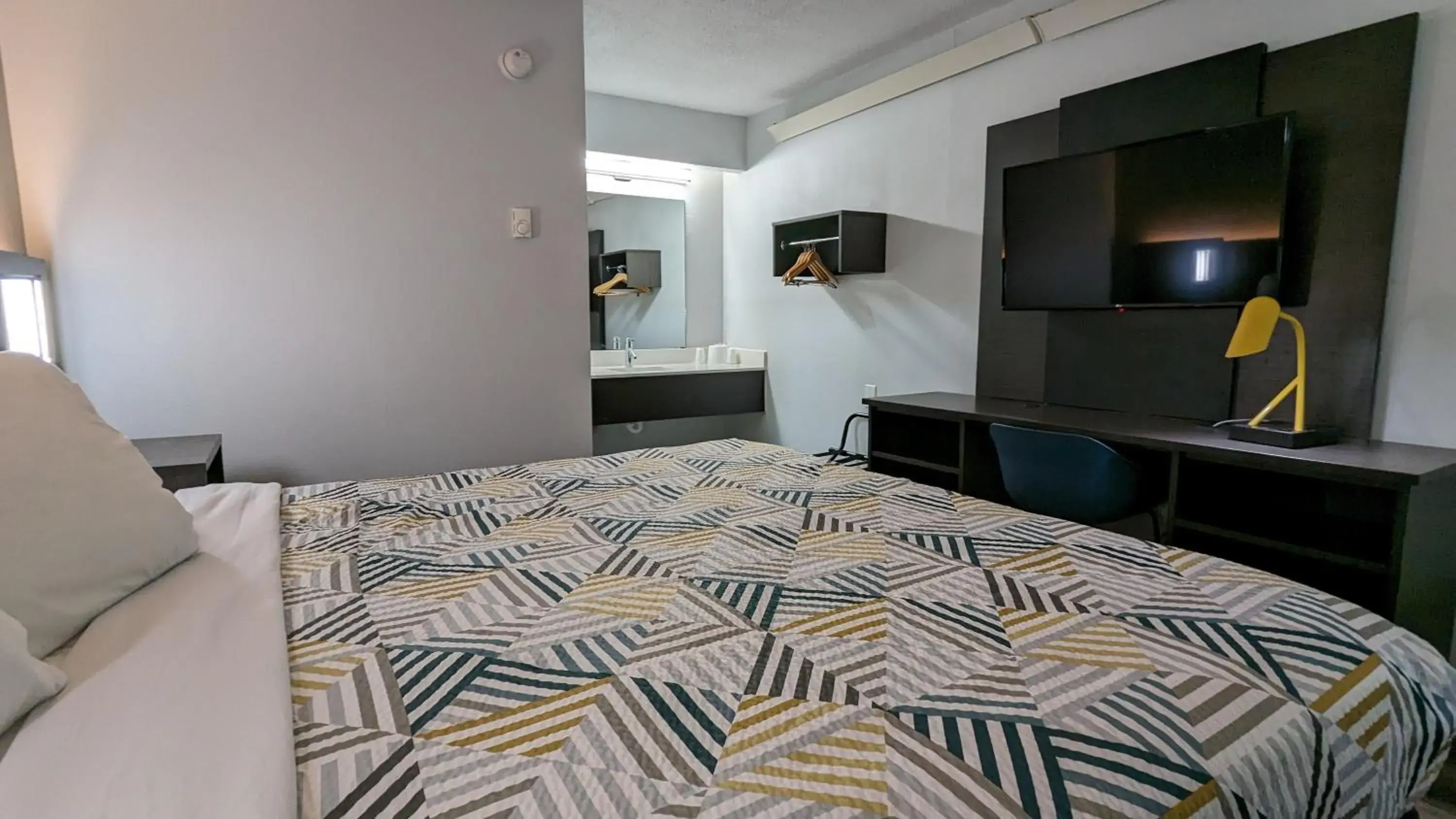 Bed in Motel 6-Nashua, NH - South Bed in Motel 6-Nashua, NH - South