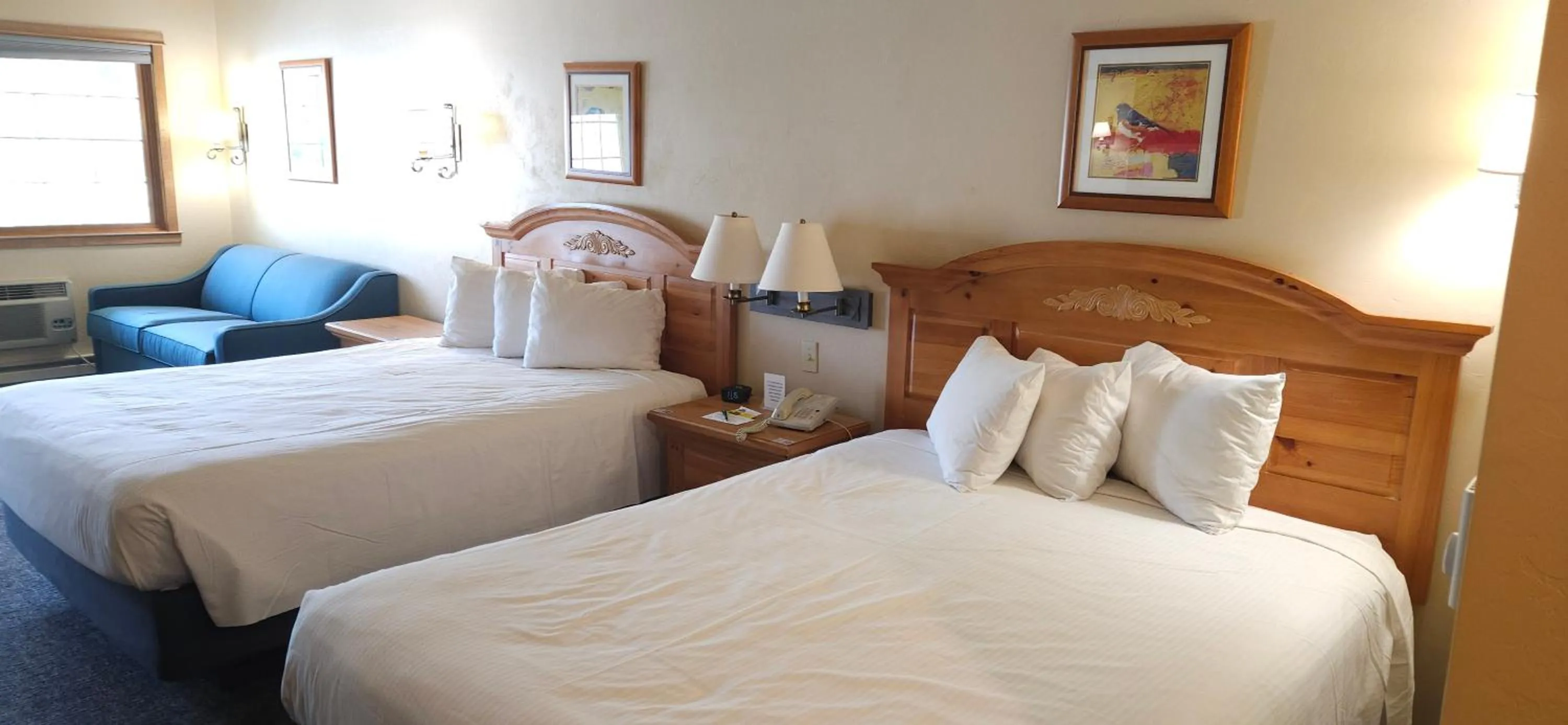 Photo of the whole room, Bed in Homestead Suites - Fish Creek