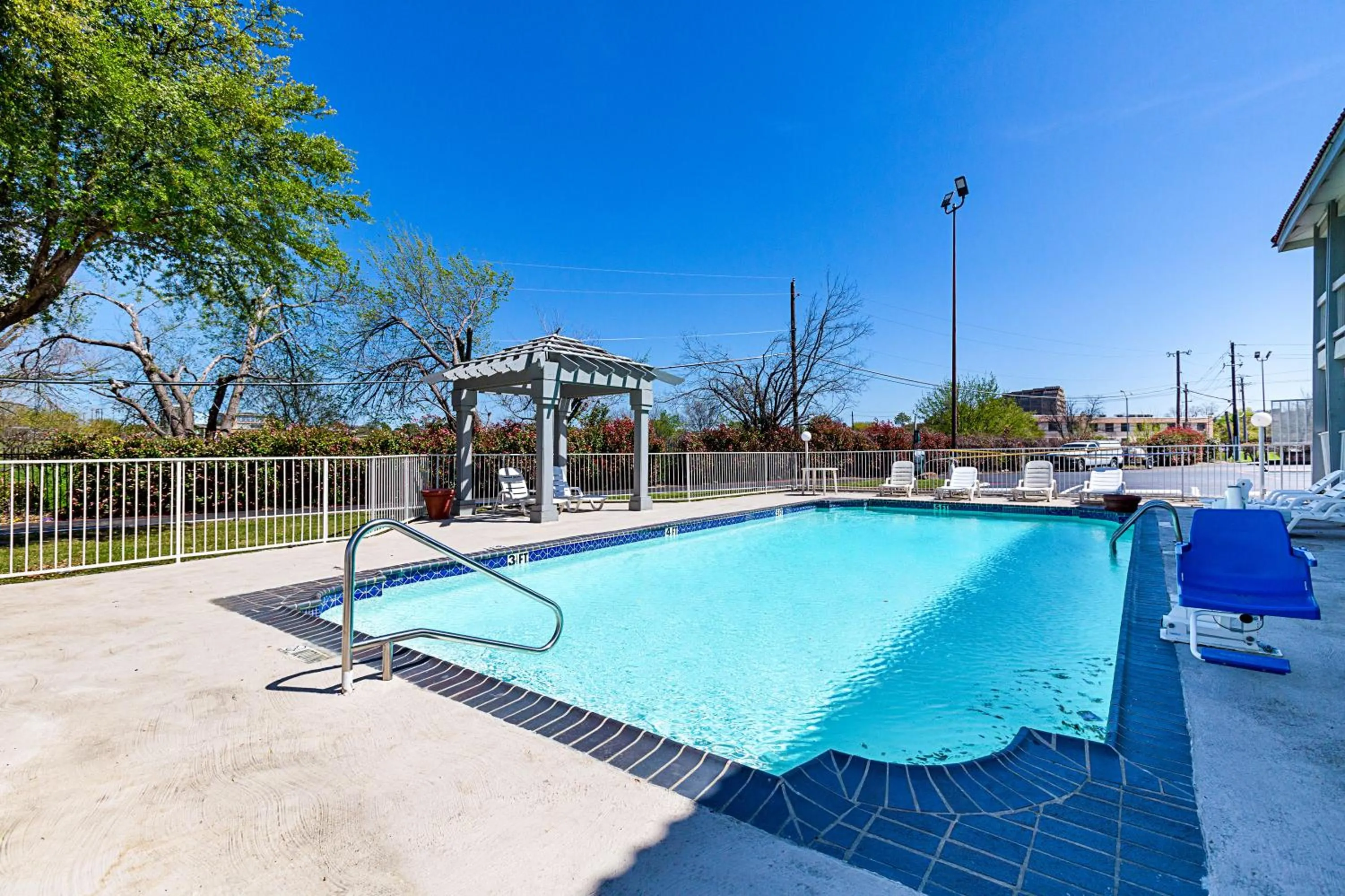 Swimming pool in Motel 6-Dallas, TX - Market Center
