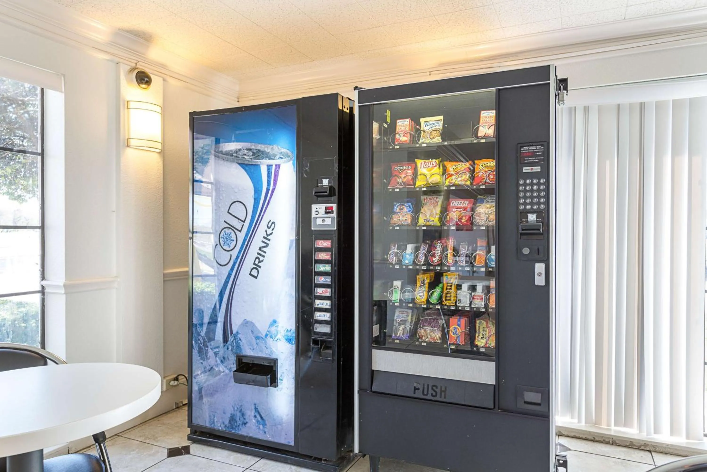 Seating area in Motel 6-Dallas, TX - Market Center