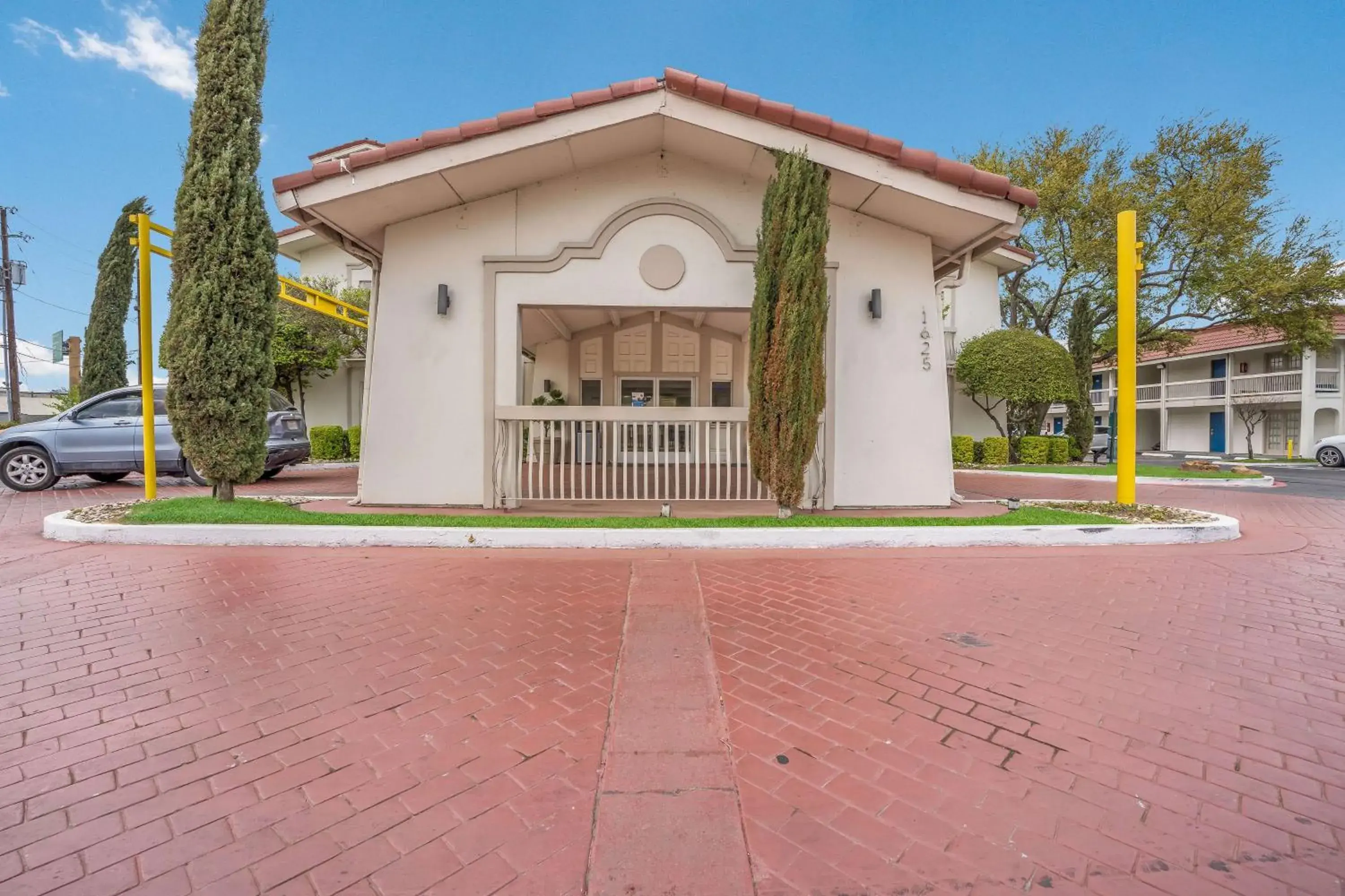 Property building in Motel 6-Dallas, TX - Market Center Property building in Motel 6-Dallas, TX - Market Center