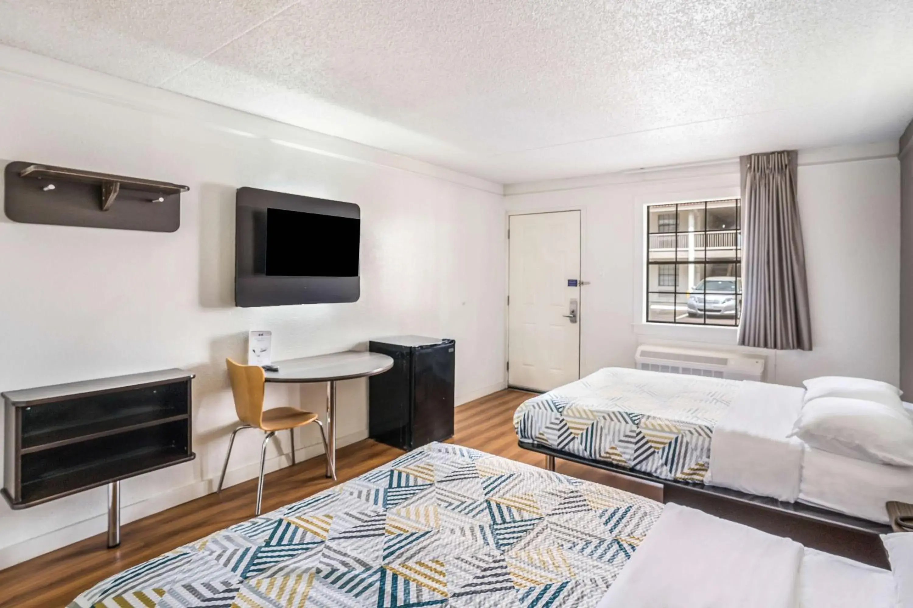 Quadruple Room - Non-Smoking in Motel 6-Dallas, TX - Market Center Quadruple Room - Non-Smoking in Motel 6-Dallas, TX - Market Center