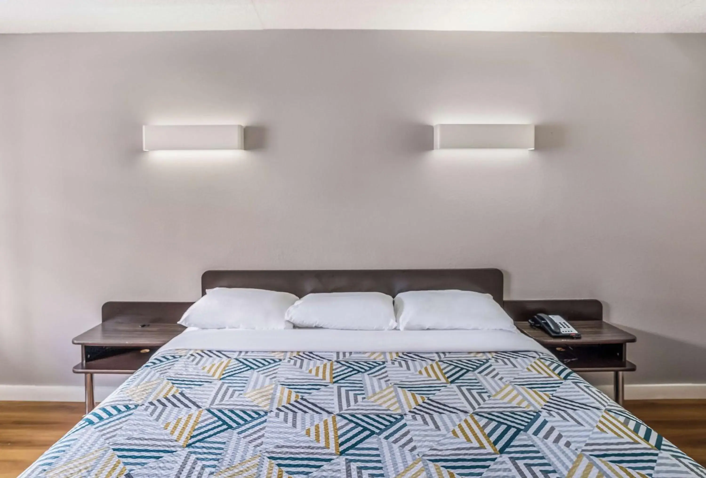 King Room - Smoking in Motel 6-Dallas, TX - Market Center King Room - Smoking in Motel 6-Dallas, TX - Market Center