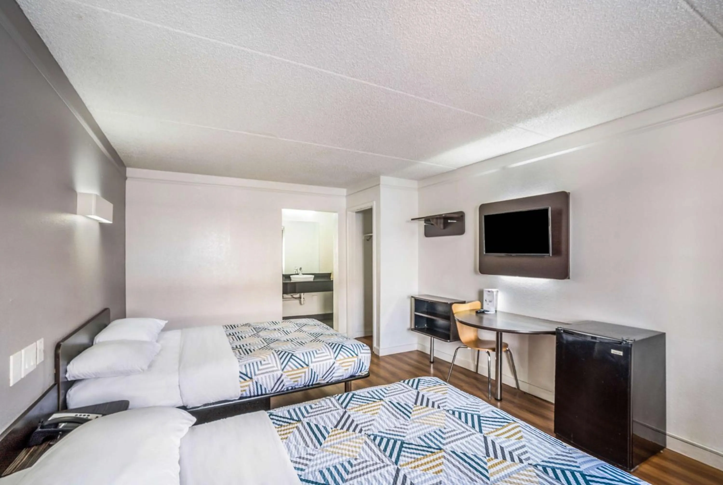 Photo of the whole room, Bed in Motel 6-Dallas, TX - Market Center