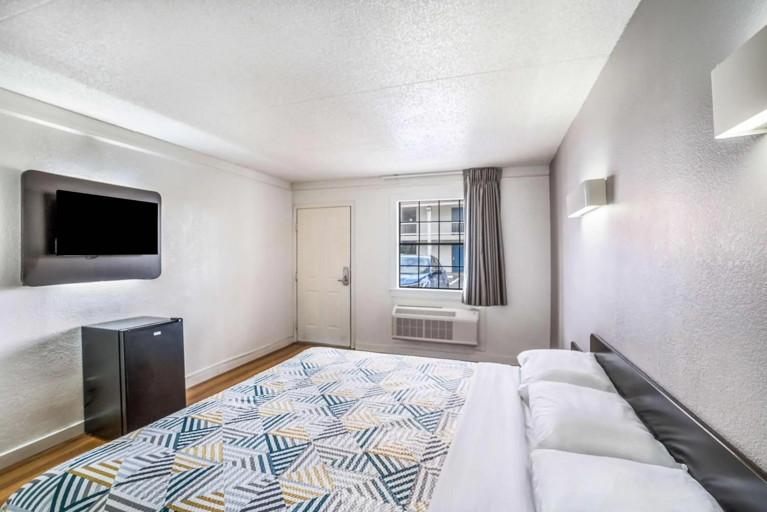 King Room - Non-Smoking in Motel 6-Dallas, TX - Market Center King Room - Non-Smoking in Motel 6-Dallas, TX - Market Center