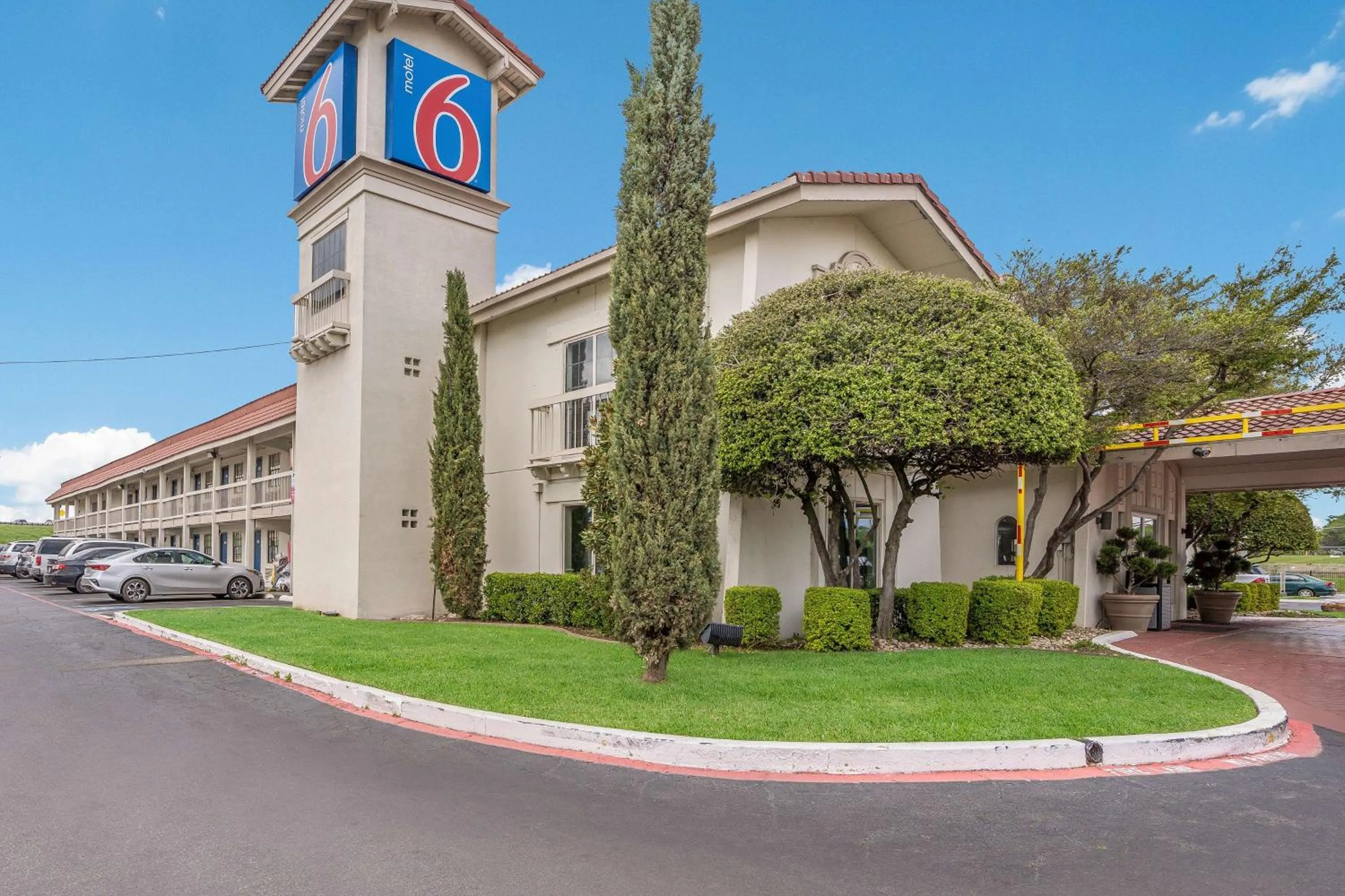 Property building in Motel 6-Dallas, TX - Market Center
