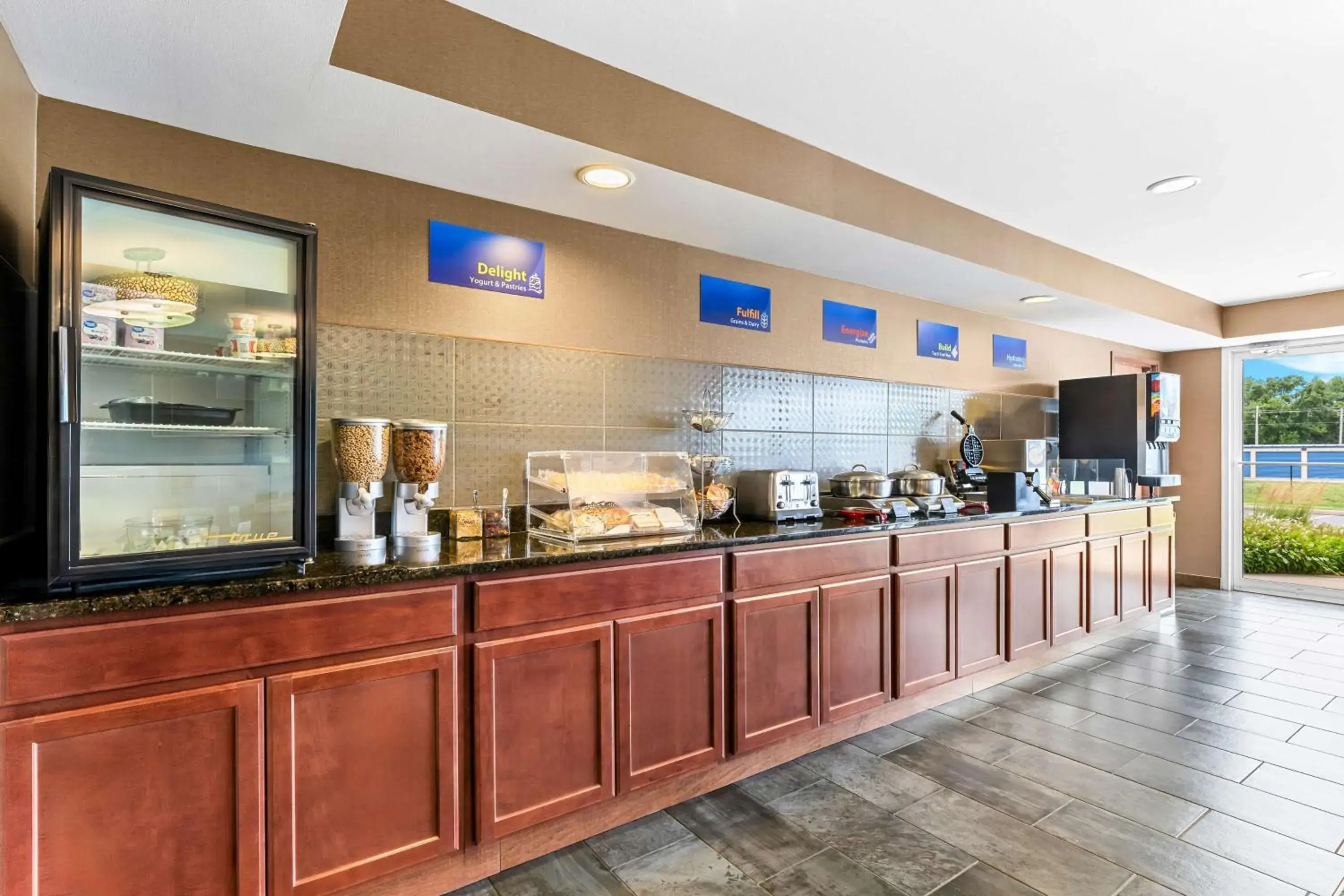 Breakfast in Best Western Legacy Inn & Suites Beloit/South Beloit Breakfast in Best Western Legacy Inn & Suites Beloit/South Beloit