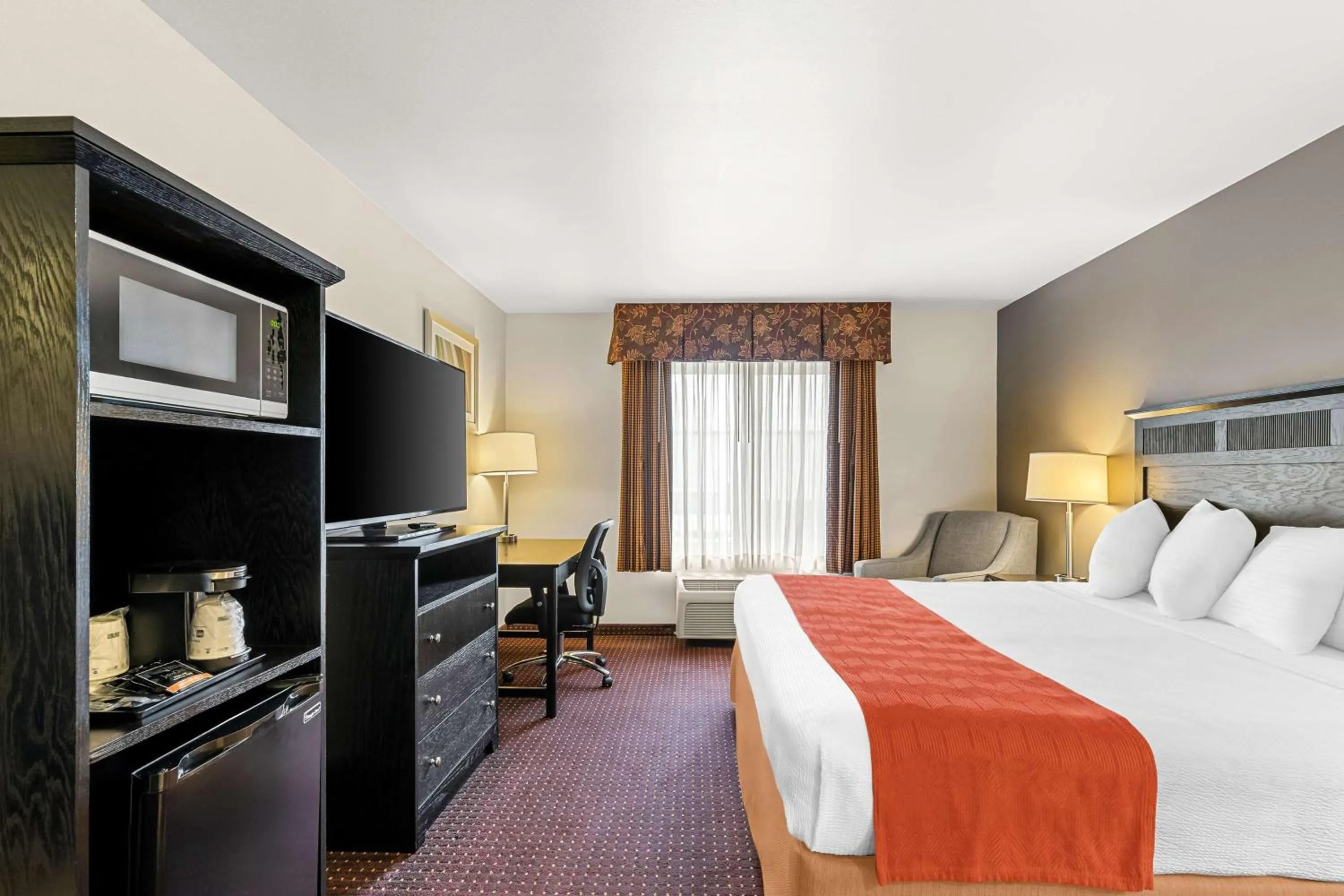 Photo of the whole room, Bed in Best Western Legacy Inn & Suites Beloit/South Beloit