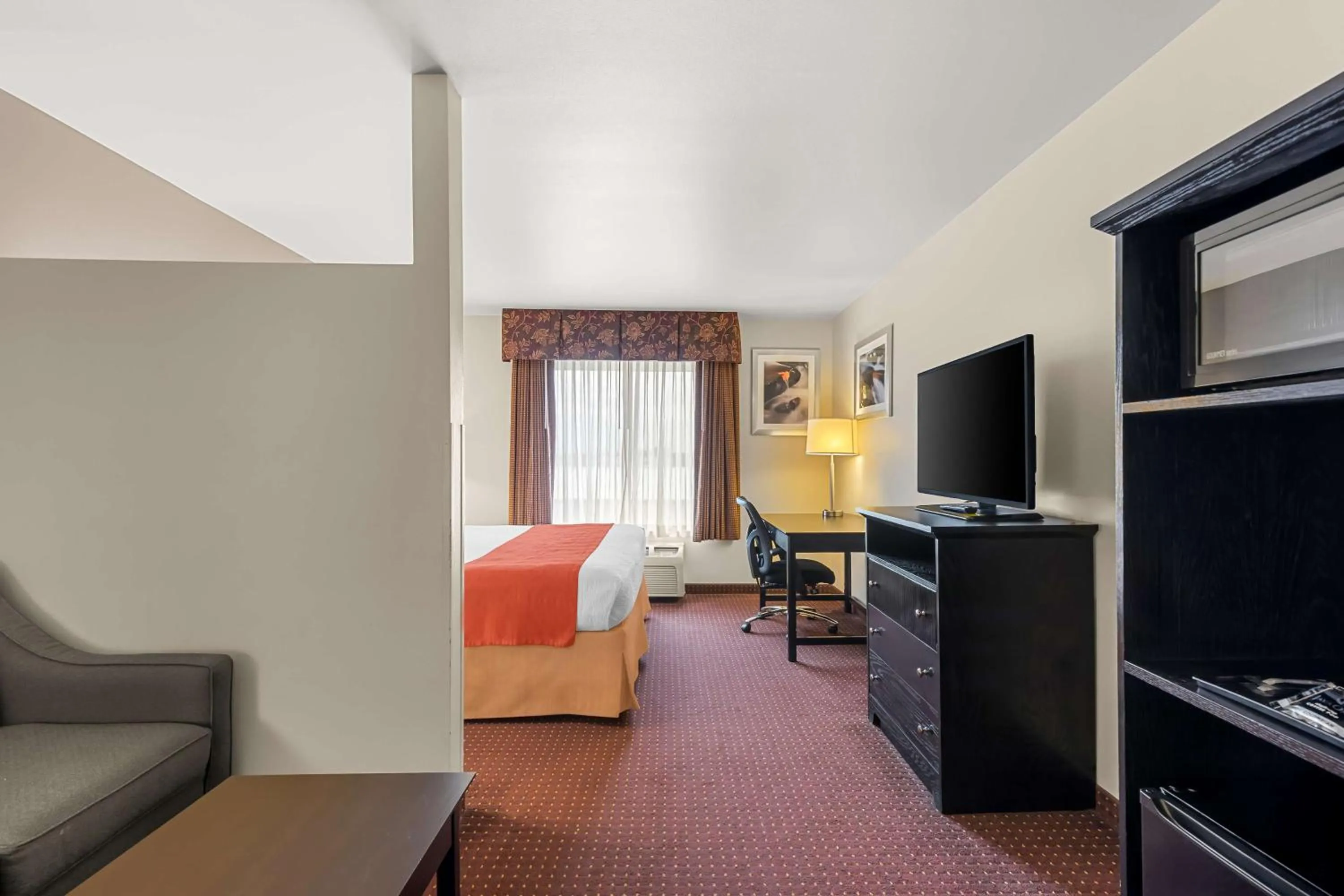 Photo of the whole room, Bed in Best Western Legacy Inn & Suites Beloit/South Beloit