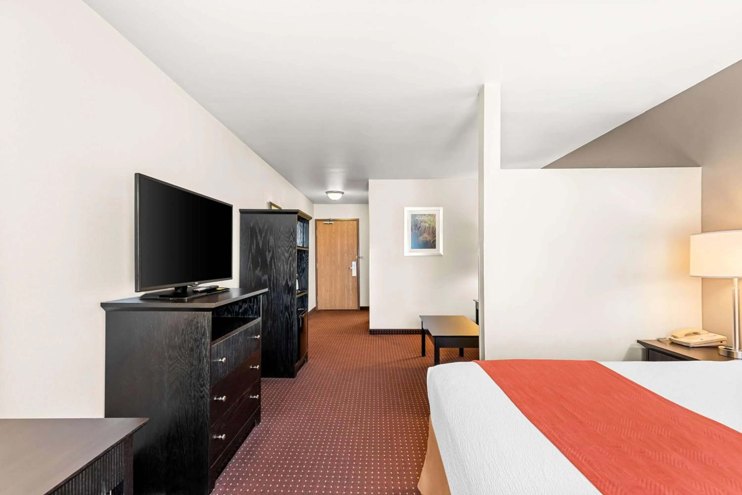 Photo of the whole room, Bed in Best Western Legacy Inn & Suites Beloit/South Beloit