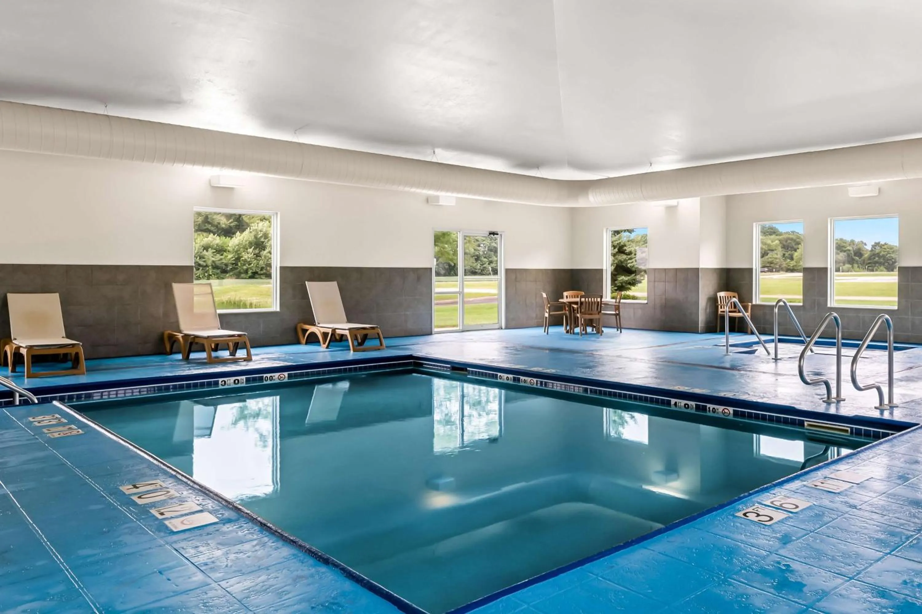 Pool view in Best Western Legacy Inn & Suites Beloit/South Beloit