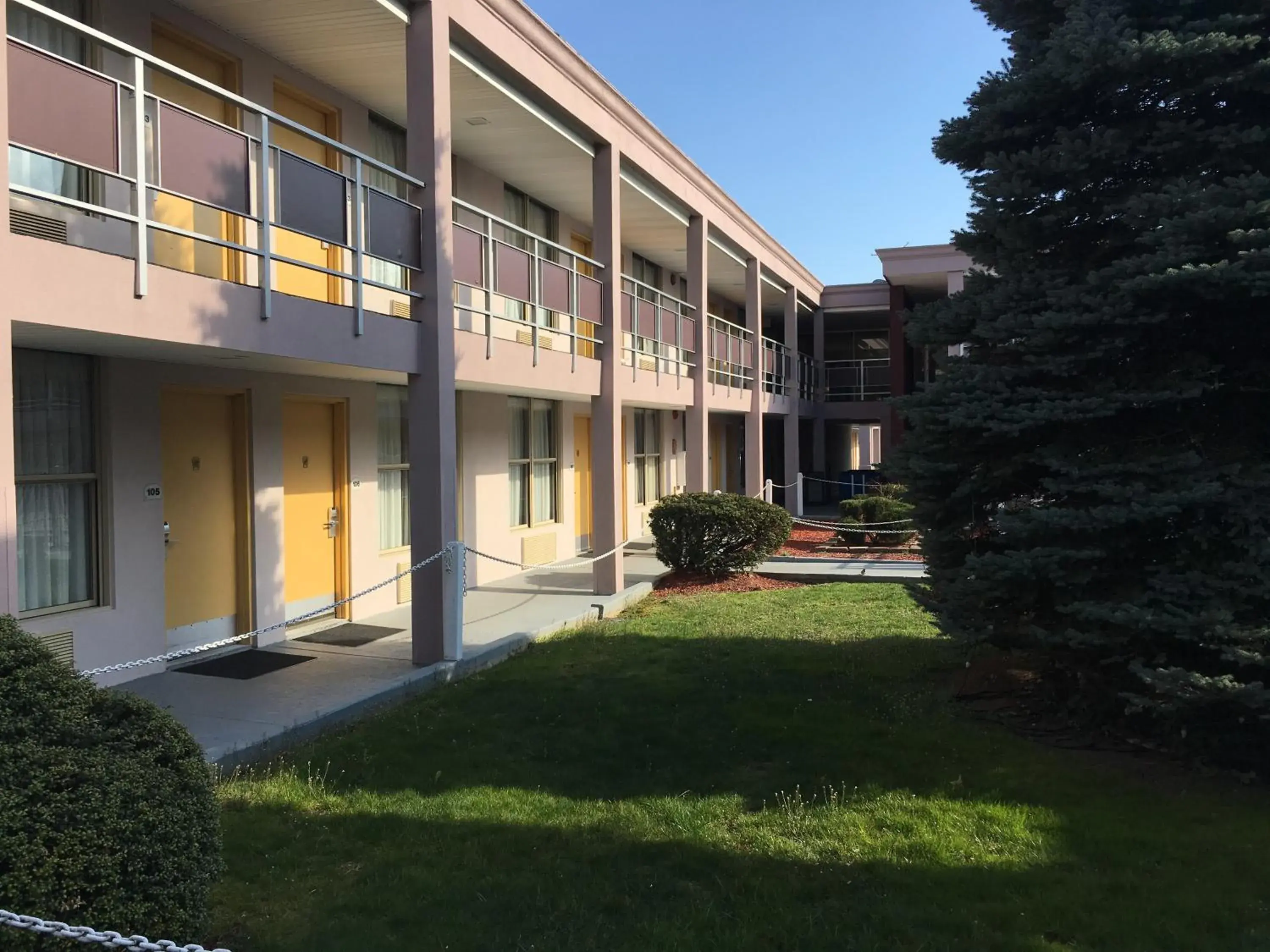 Property building in Ramada by Wyndham Rockville Centre Property building in Ramada by Wyndham Rockville Centre