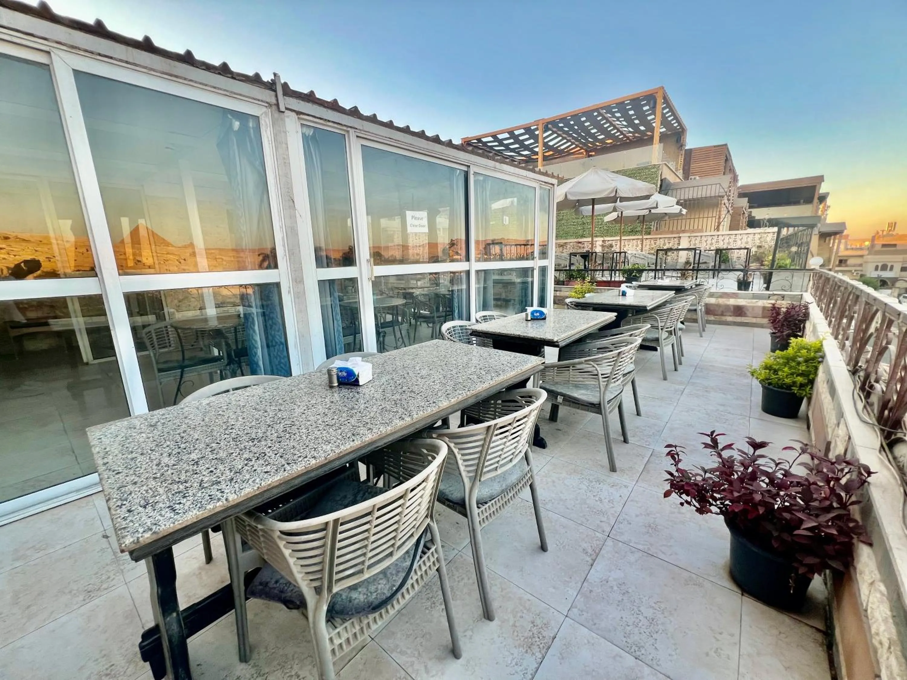 Restaurant/places to eat in Pyramids View Inn Bed & Breakfast