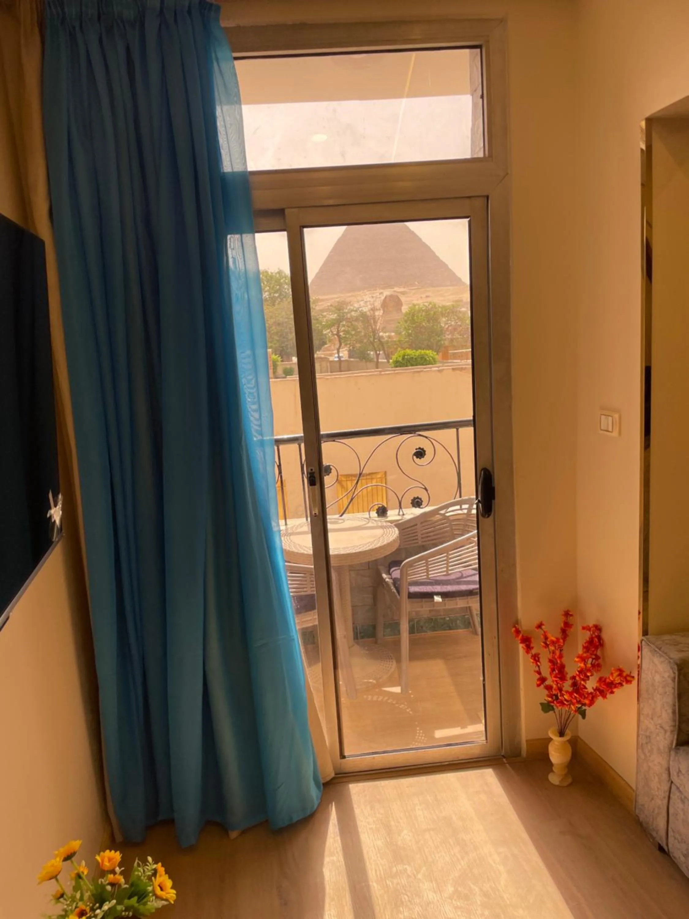 Balcony/Terrace, Bed in Pyramids View Inn Bed & Breakfast