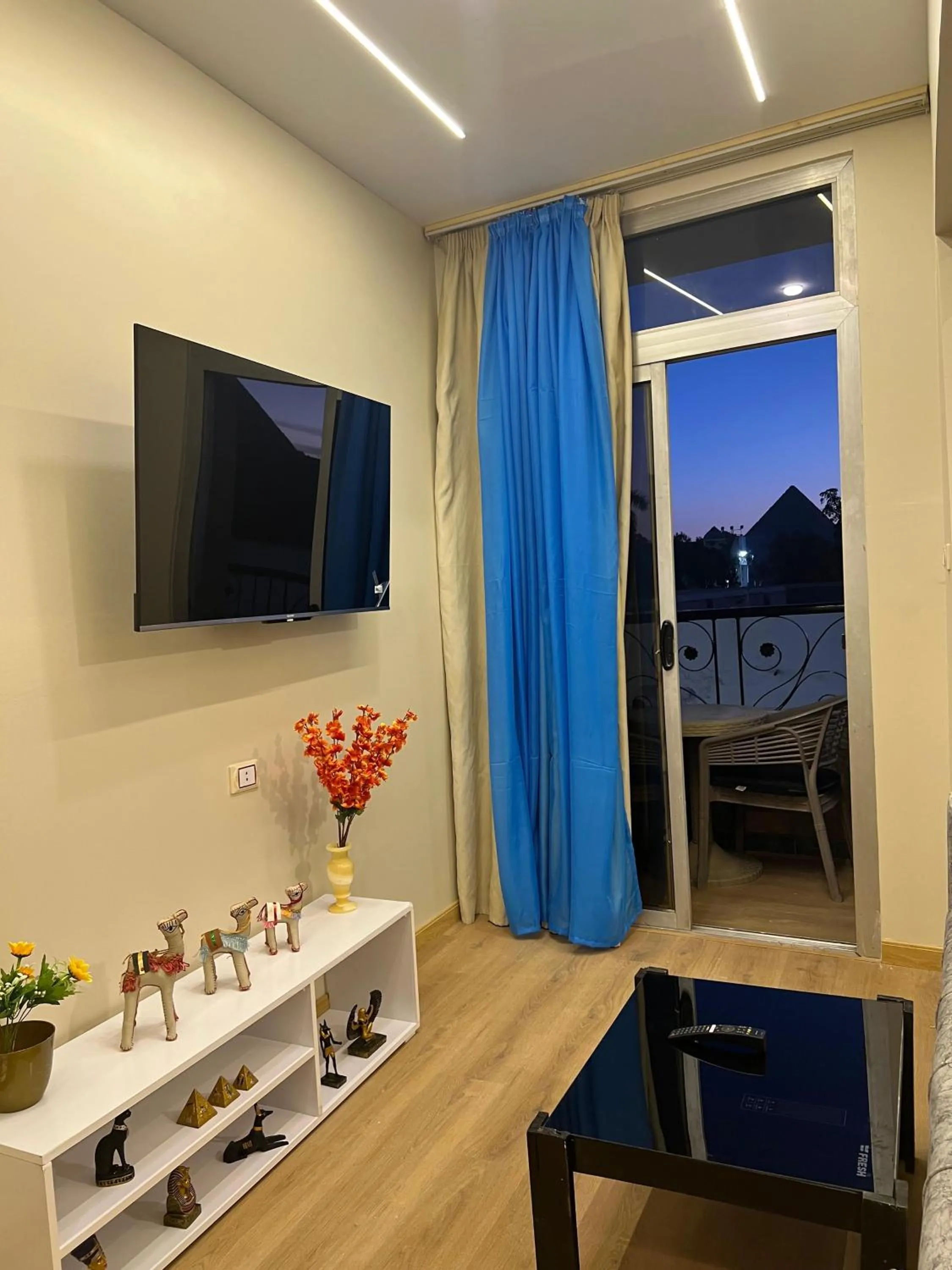 Communal lounge/ TV room in Pyramids View Inn Bed & Breakfast