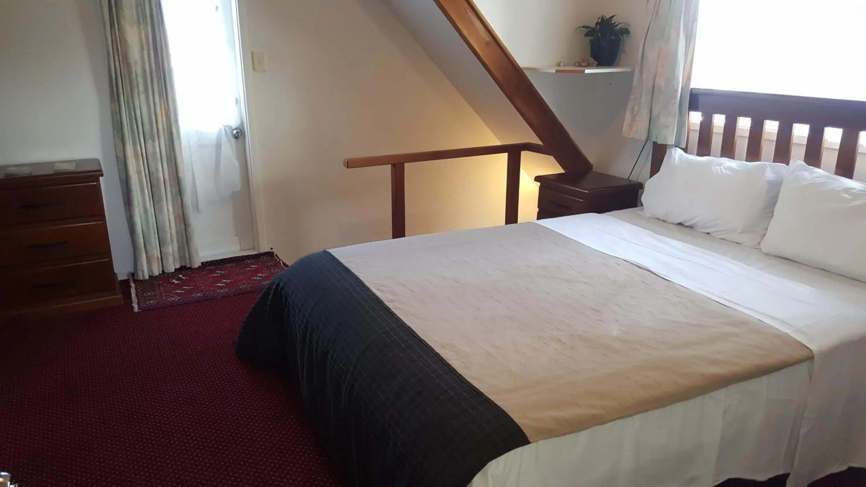 Bed in City Garden Lodge