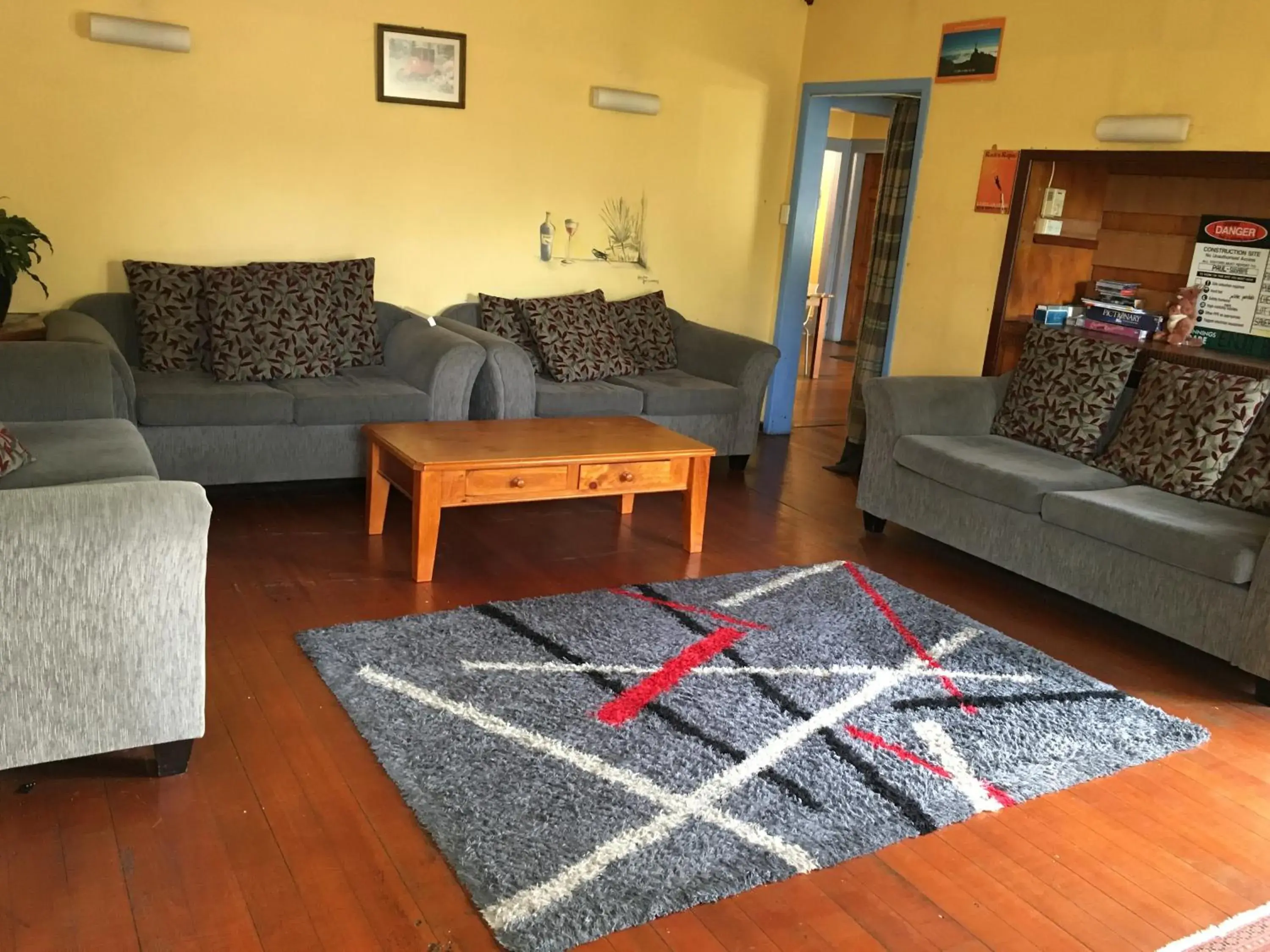 Library, Seating Area in City Garden Lodge