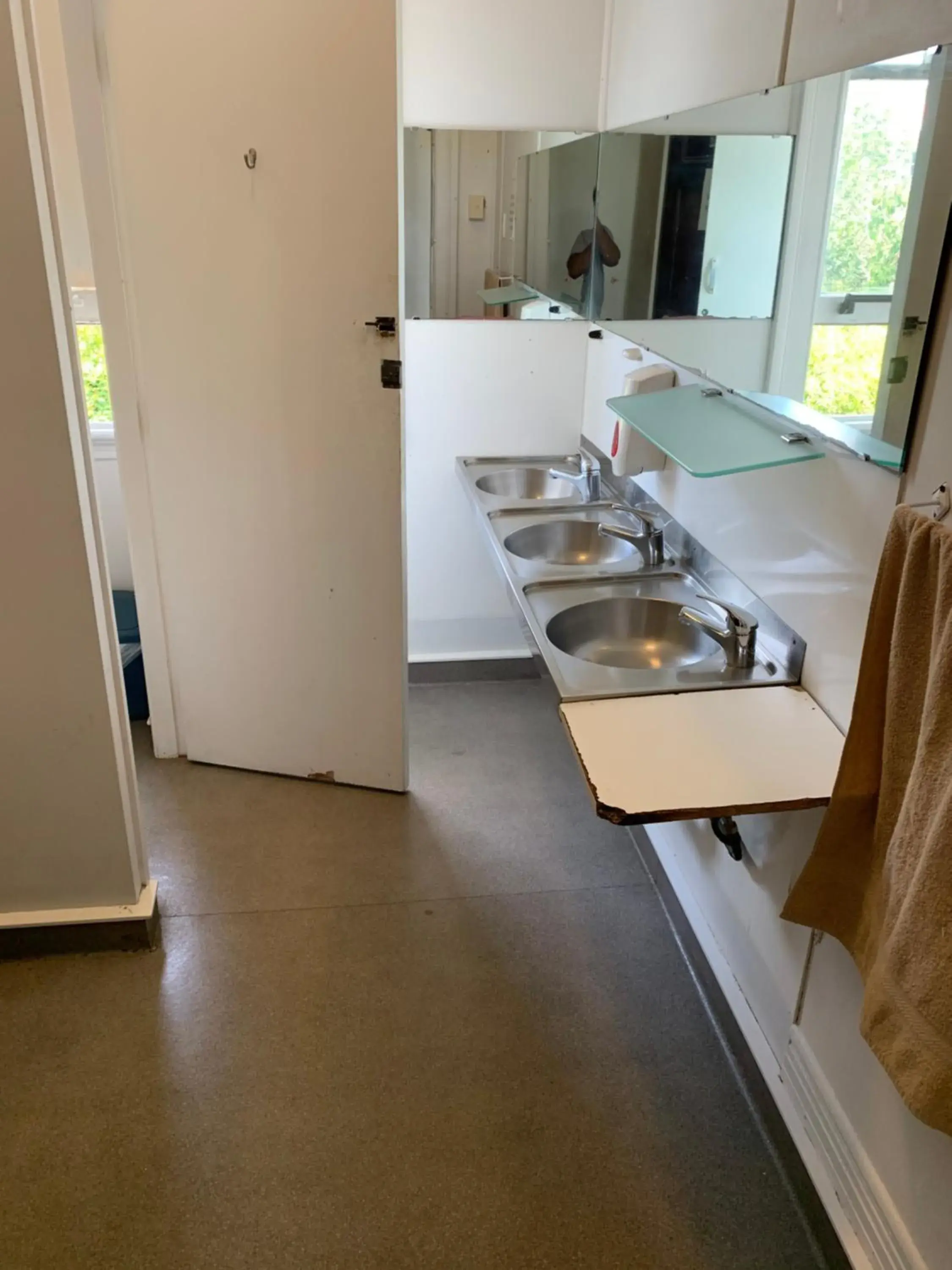 Bathroom, Kitchen/Kitchenette in City Garden Lodge