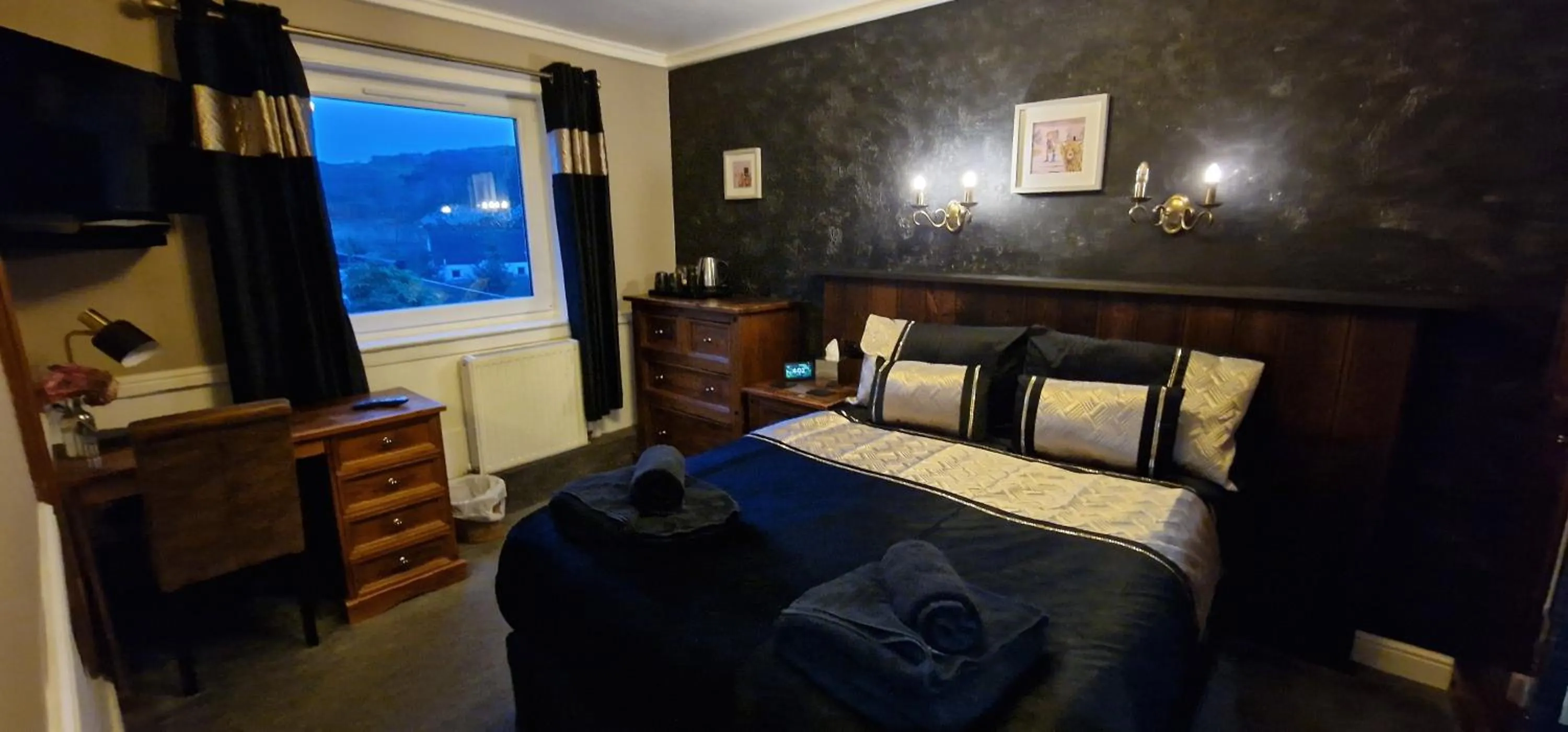 Bedroom, Bed in The Galley Of Lorne Inn