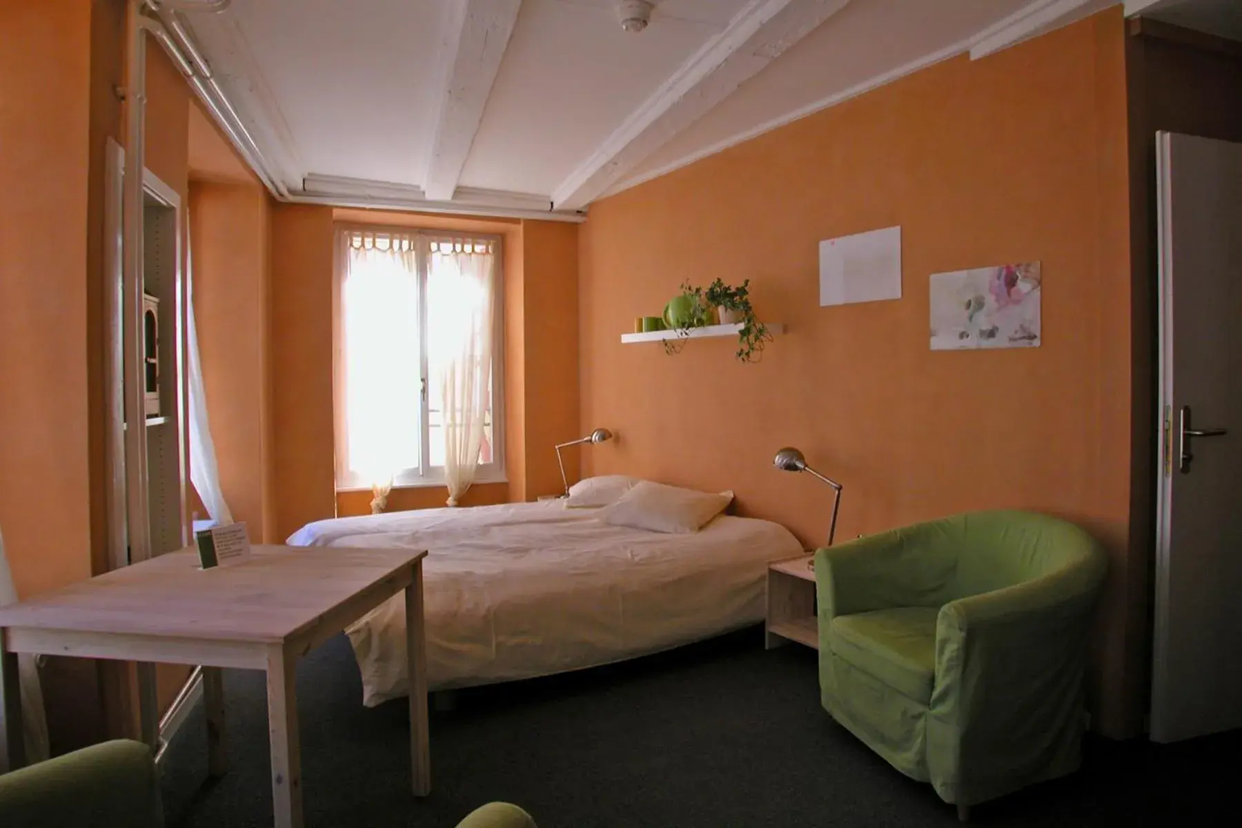Double Room with Private Bathroom - single occupancy in Le Café-Hôtel de L'Aubier Double Room with Private Bathroom - single occupancy in Le Café-Hôtel de L'Aubier