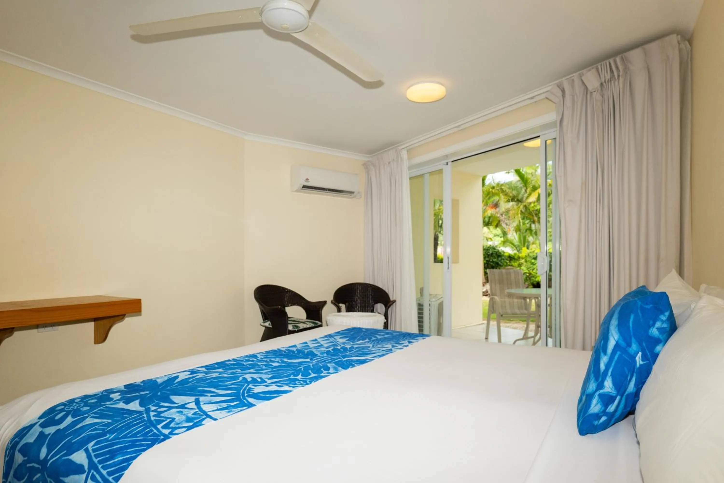 Bedroom, Bed in Club Raro Resort- Adults Only