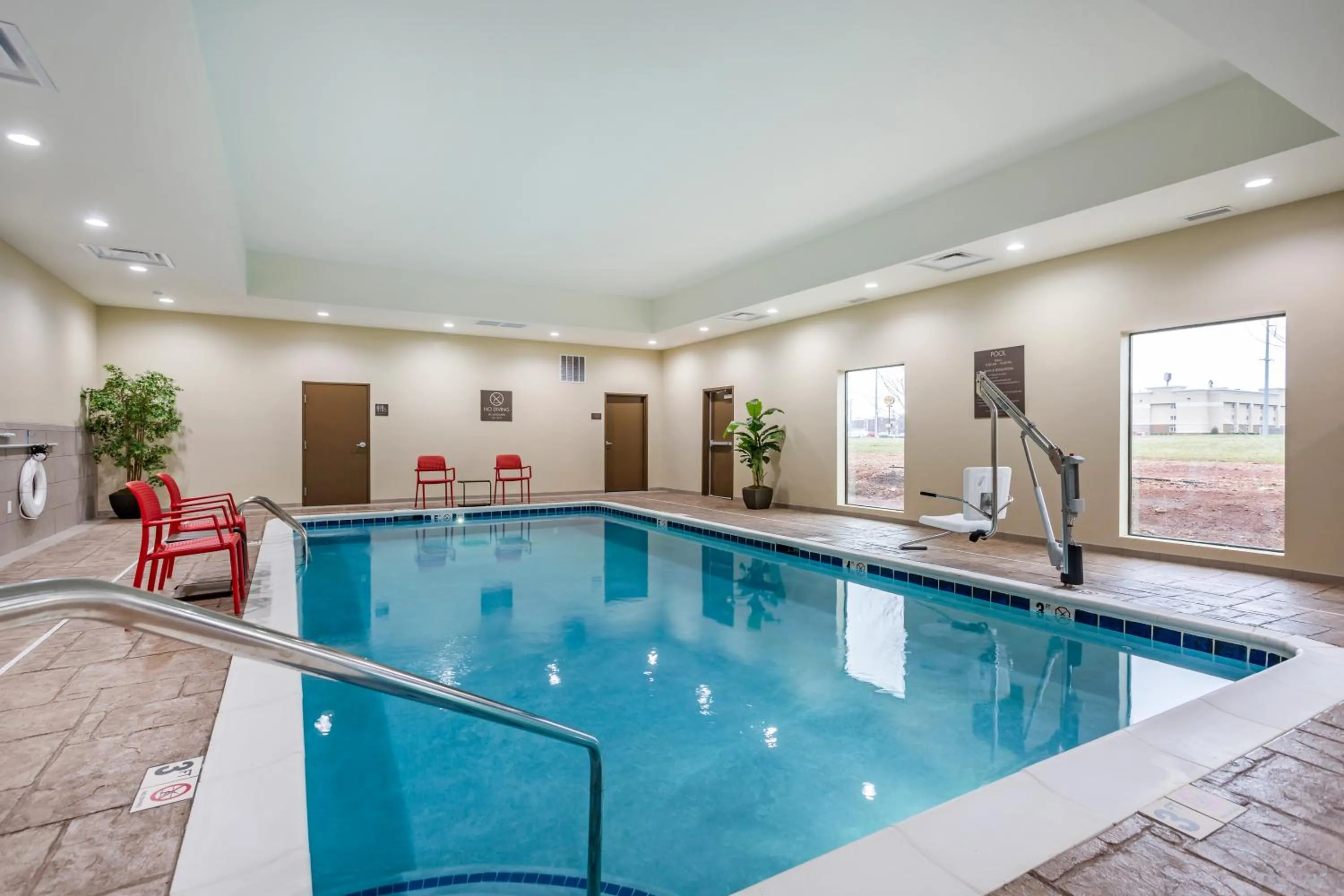 Swimming pool in Comfort Suites Bowling Green Southeast