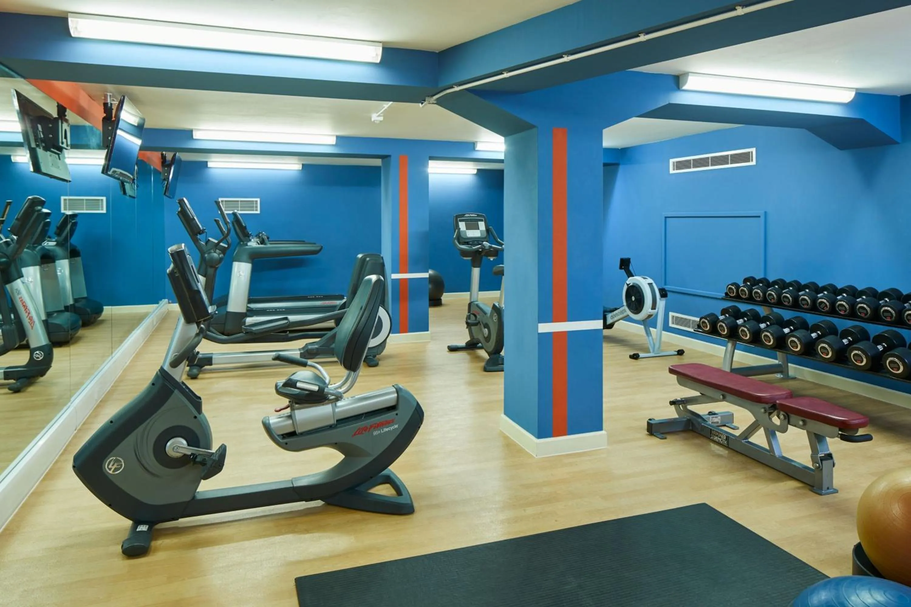Fitness centre/facilities in Courtyard by Marriott London Gatwick Airport