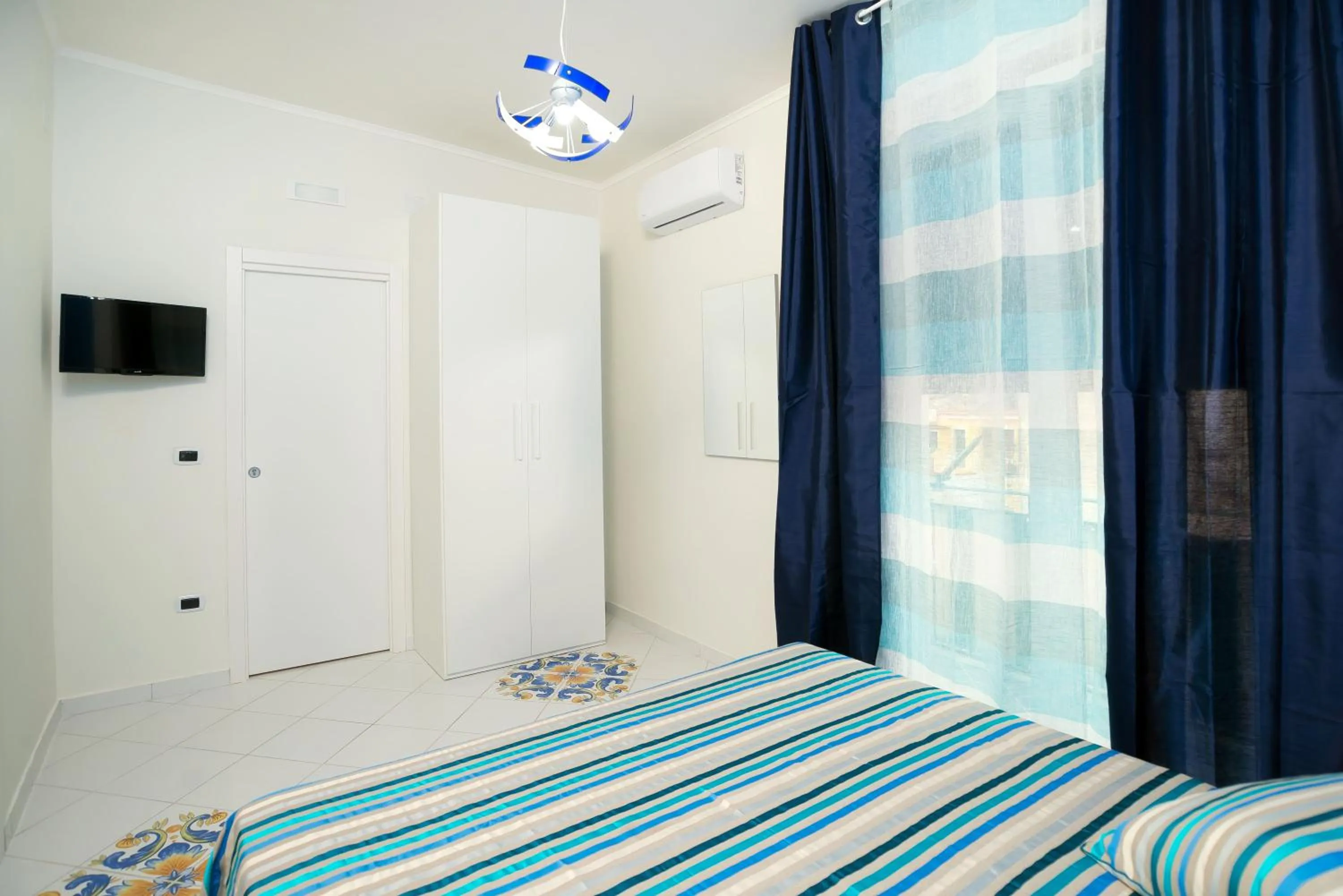 Communal lounge/ TV room, Bed in 'A Regina b&b Cetara