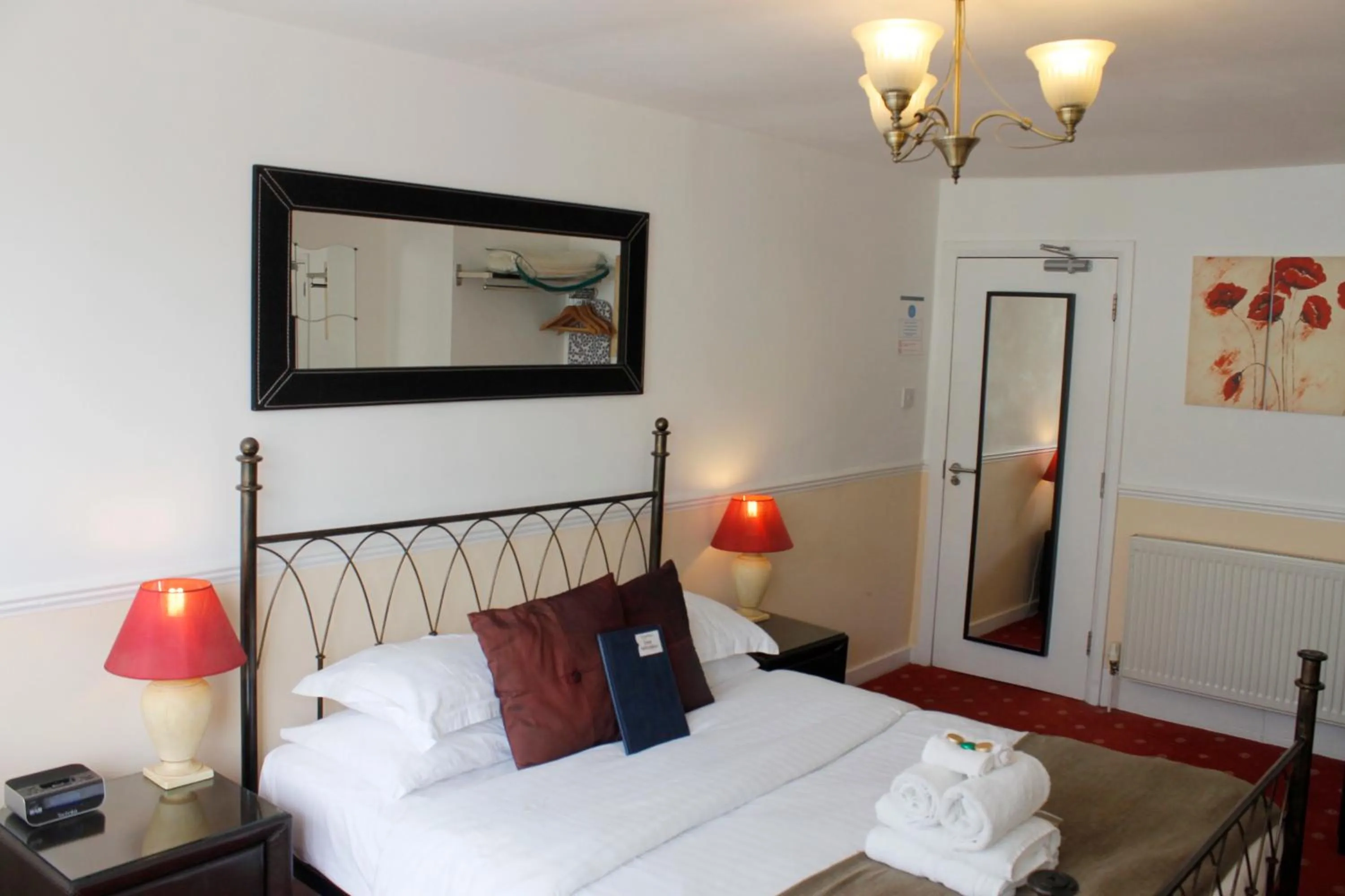 Photo of the whole room, Bed in Kempfield House